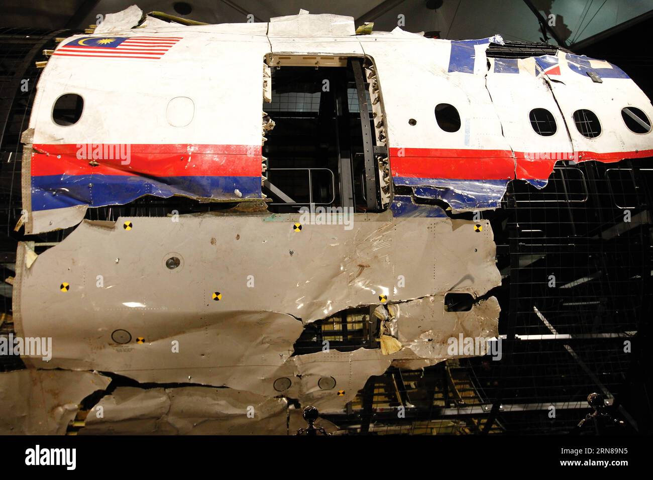 AKTUELLES ZEITGESCHEHEN Flugzeugunglück MH17: Niederländer präsentieren Abschlussbericht 151013 -- GILZE-RIJEN AIR BASE THE NETHERLANDS, Oct. 13, 2015 -- Wreckage of flight MH17 is seen after the presentation of the investigation report on the cause of its crash, at the Gilze-Rijen air base, the Netherlands, on Oct. 13, 2015. The crash of flight MH17 on 17 July last year was caused by the detonation of a 9N314M-type warhead launched from eastern Ukraine using a Buk missile system, said the investigation report published Tuesday by the Dutch Safety Board DSB.  NETHERLANDS-MH17-REPORT SylviaxLed Stock Photo
