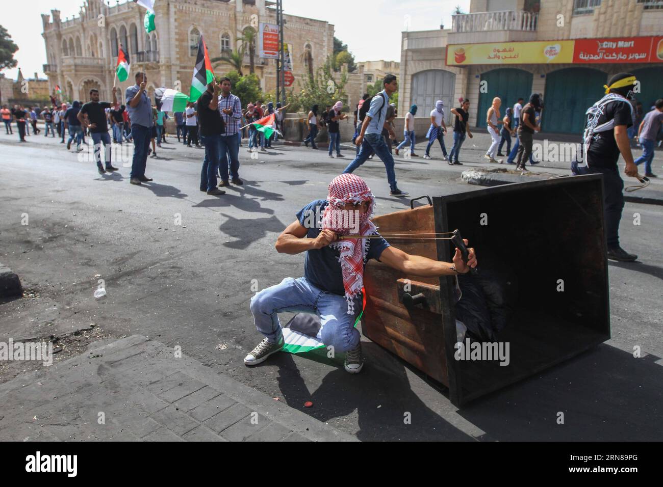 AKTUELLES ZEITGESCHEHEN Unruhen im Westjordanland (151014) -- BETHLEHEM,   A Palestinian protester shoots stones with a slingshot at Israeli soldiers during clashes in the West Bank city of Bethlehem on Oct. 13, 2015. ) MIDEAST-BETHLEHEM-CLASHES LuayxSababa PUBLICATIONxNOTxINxCHN   News Current events Unrest in West Jordan 151014 Bethlehem a PALESTINIAN protester Shoots Stones With a Slingshot AT Israeli Soldiers during clashes in The WEST Bank City of Bethlehem ON OCT 13 2015 Mideast Bethlehem clashes LuayxSababa PUBLICATIONxNOTxINxCHN Stock Photo