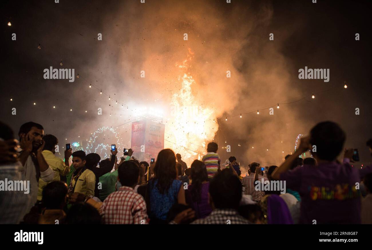 (151023) -- NEW DELHI, Oct. 23, 2015 -- Huge wooden effigies of Ravana ...