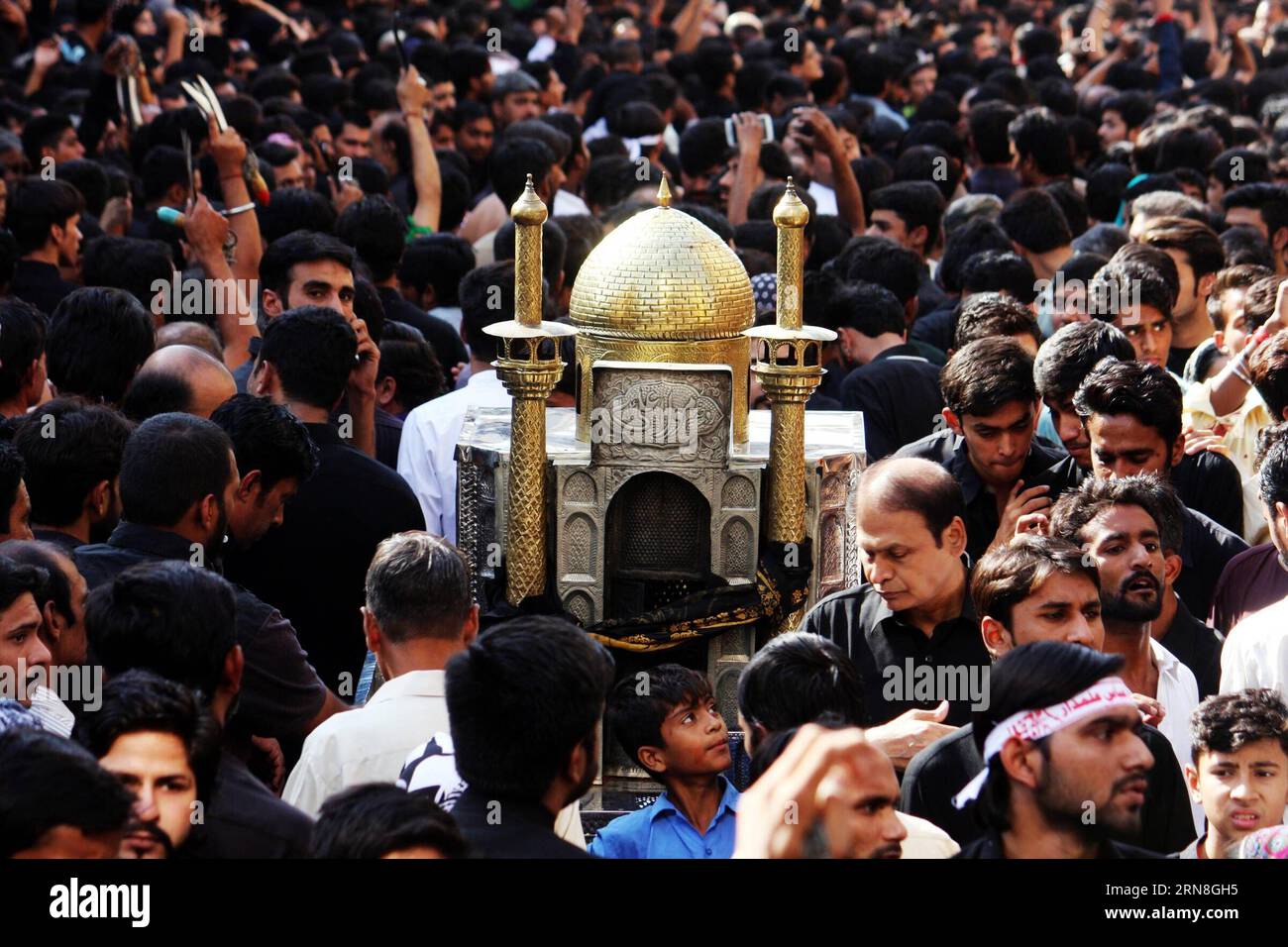 (151023) -- LAHORE, Oct. 23, 2015 -- Pakistani Shiite Muslims attend a ...
