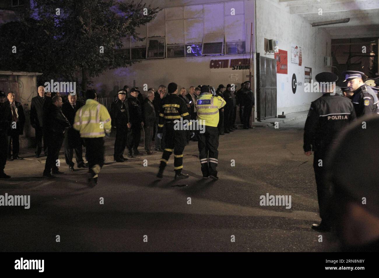 (151031) -- BUCHAREST, Oct. 31, 2015 -- Firemen and policemen gather at the nightclub which caught fire in Bucharest, capital city of Romania, Oct. 31, 2015. The nightclub fire late Friday followed by explosions has already caused 26 dead and some 180 wounded in downtown Bucharest, authorities announced early Saturday. ) ROMANIA-BUCHAREST-NIGHTCLUB-FIRE GabrielxPetrescu PUBLICATIONxNOTxINxCHN Rumänien: Tote und Verletzte nach Feuer in Nachtclub in Bukarest   Bucharest OCT 31 2015 firemen and Policemen gather AT The Night Club Which Caught Fire in Bucharest Capital City of Romania OCT 31 2015 T Stock Photo