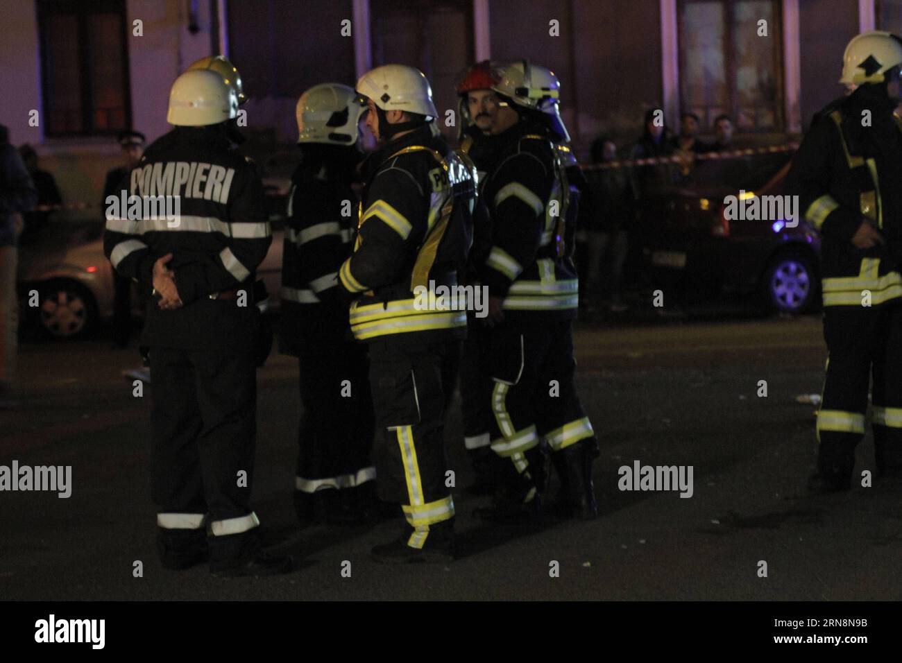 (151031) -- BUCHAREST, Oct. 31, 2015 -- Firemen gather at the nightclub which caught fire in Bucharest, capital city of Romania, Oct. 31, 2015. The nightclub fire late Friday followed by explosions has already caused 26 dead and some 180 wounded in downtown Bucharest, authorities announced early Saturday. ) ROMANIA-BUCHAREST-NIGHTCLUB-FIRE GabrielxPetrescu PUBLICATIONxNOTxINxCHN Rumänien: Tote und Verletzte nach Feuer in Nachtclub in Bukarest   Bucharest OCT 31 2015 firemen gather AT The Night Club Which Caught Fire in Bucharest Capital City of Romania OCT 31 2015 The Night Club Fire Late Frid Stock Photo