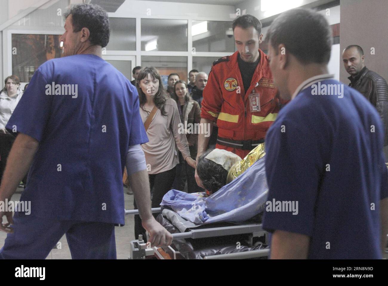 (151031) -- BUCHAREST, Oct. 31, 2015 -- Rescue members transfer an injured person to a hospital in Bucharest, capital city of Romania, Oct. 31, 2015. The nightclub fire late Friday followed by explosions has already caused 26 dead and some 180 wounded in downtown Bucharest, authorities announced early Saturday. ) ROMANIA-BUCHAREST-NIGHTCLUB-FIRE GabrielxPetrescu PUBLICATIONxNOTxINxCHN Rumänien: Tote und Verletzte nach Feuer in Nachtclub in Bukarest   Bucharest OCT 31 2015 Rescue Members Transfer to Injured Person to a Hospital in Bucharest Capital City of Romania OCT 31 2015 The Night Club Fir Stock Photo