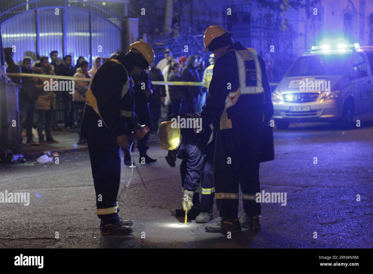 (151031) -- BUCHAREST, Oct. 31, 2015 -- Firemen gather at the nightclub which caught fire in Bucharest, capital city of Romania, Oct. 31, 2015. The nightclub fire late Friday followed by explosions has already caused 26 dead and some 180 wounded in downtown Bucharest, authorities announced early Saturday. ) ROMANIA-BUCHAREST-NIGHTCLUB-FIRE GabrielxPetrescu PUBLICATIONxNOTxINxCHN Rumänien: Tote und Verletzte nach Feuer in Nachtclub in Bukarest   Bucharest OCT 31 2015 firemen gather AT The Night Club Which Caught Fire in Bucharest Capital City of Romania OCT 31 2015 The Night Club Fire Late Frid Stock Photo