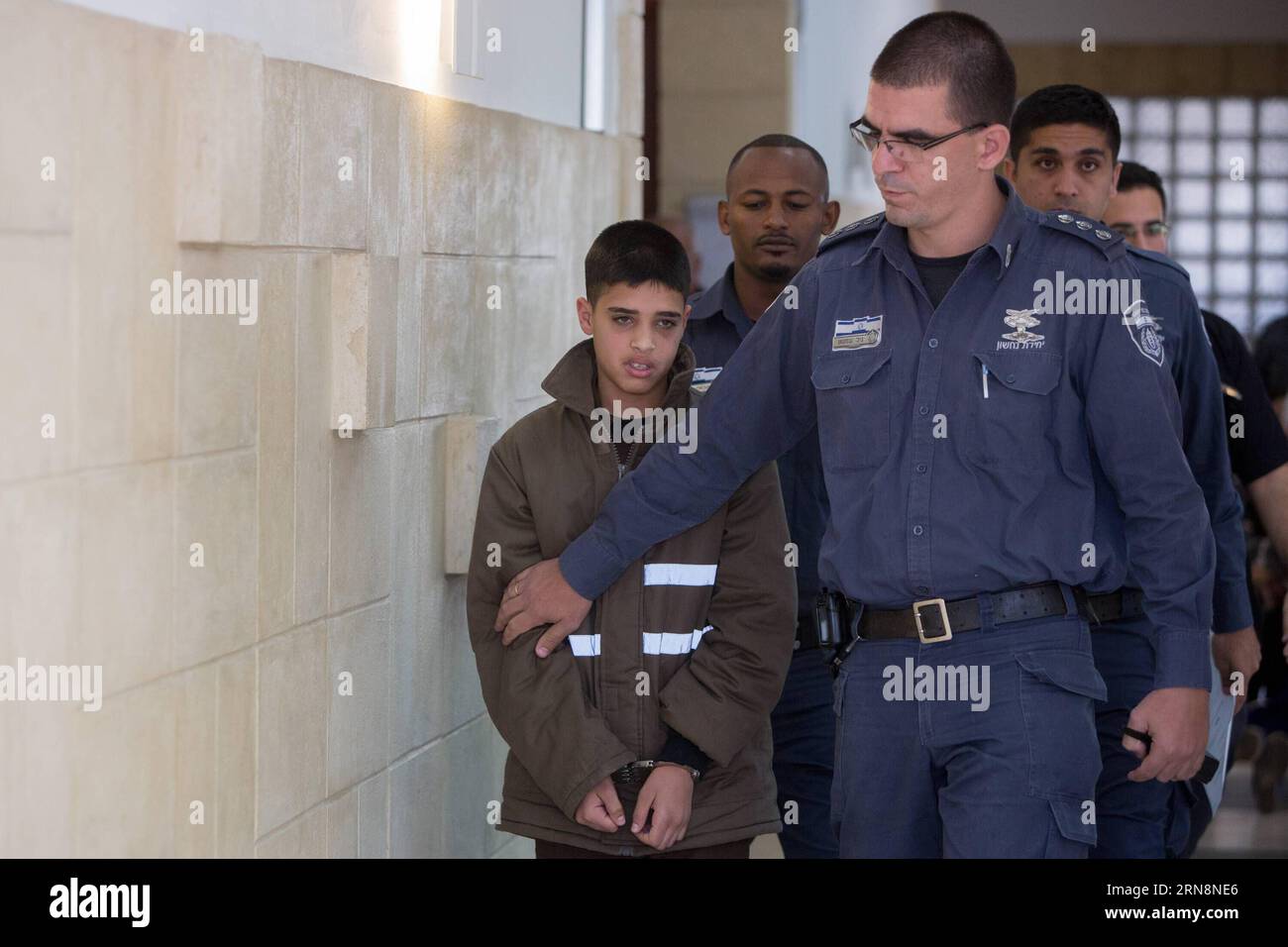 (151031) -- JERUSALEM, Oct. 30, 2015 -- The 13-year-old Palestinian Ahmed Manasra (1st L) is seen at the district court in Jerusalem, on Oct. 30, 2015. Ahmed Manasra who took part in a stabbing attack earlier this month in Pisgat Ze ev in which two Israelis were injured, one critically, was charged on Friday morning with attempted murder in the Jerusalem District court. JINI) MIDEAST-JERUSALEM-PALESTINIAN ATTACKER-CHARGE lixrui PUBLICATIONxNOTxINxCHN Israel: 13-jähriger Palästinenser Ahmed Manasra nach Messerattacke in Jerusalem vor Gericht   Jerusalem OCT 30 2015 The 13 Year Old PALESTINIAN A Stock Photo