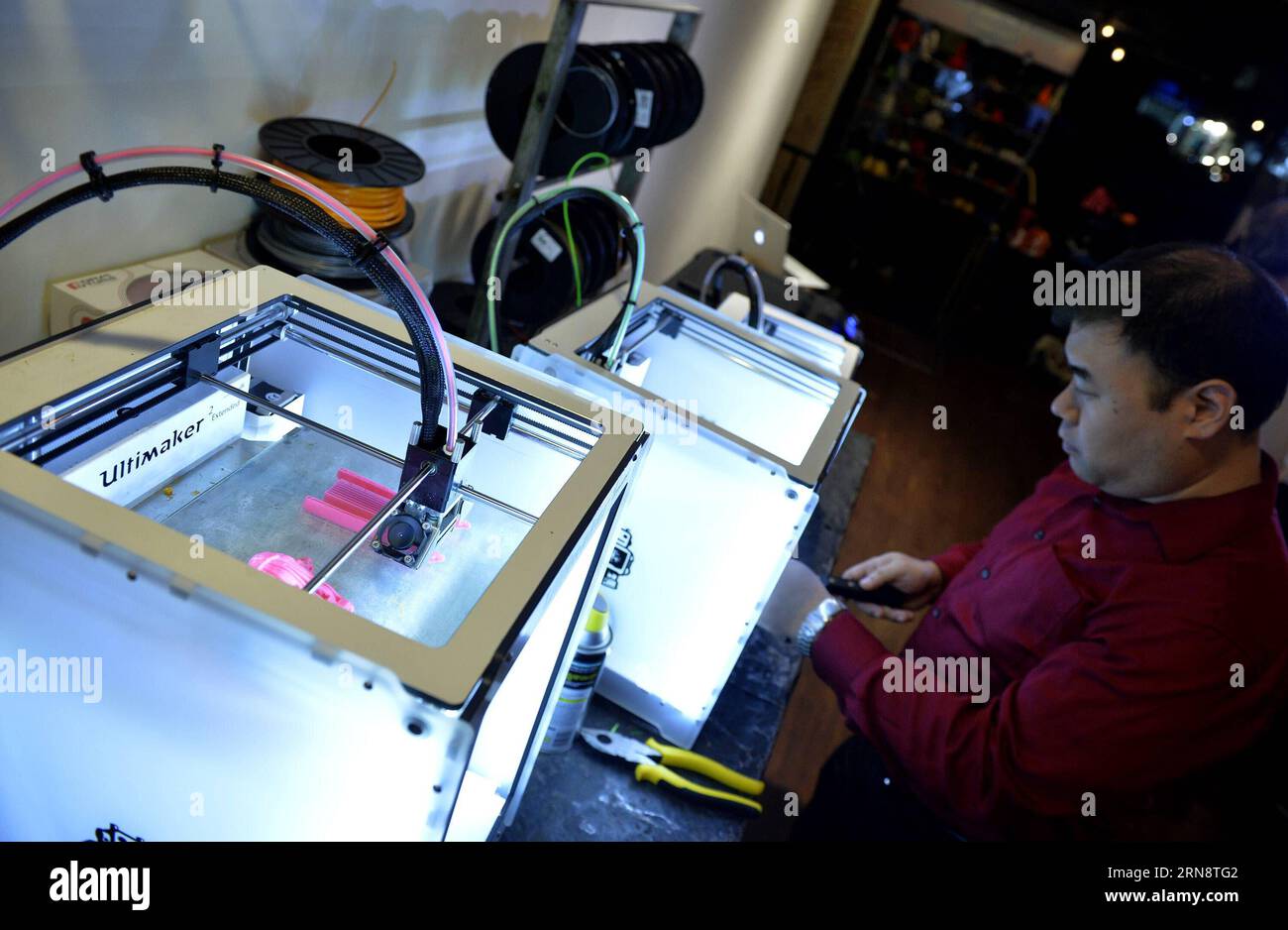 (151105) -- NEW YORK, Nov. 5, 2015 -- A volunteer of e-NABLE makes a 3D ...
