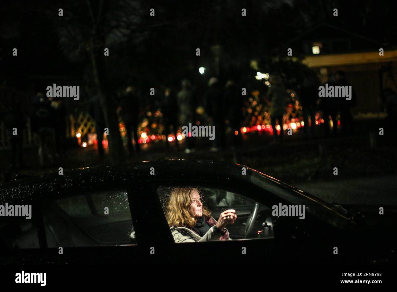 (151110) -- HAMBURG, Nov. 10, 2015 -- A woman parks her vehicle as local residents lay flowers and candles outside the home of former German chancellor Helmut Schmidt, in Hamburg, Germany, on Nov. 10, 2015. Helmut Schmidt, who served as Chancellor of West Germany from 1974 to 1982, died at age of 96 at his home in Hamburg on Tuesday afternoon, according to German media. ) GERMANY-HAMBURG-SCHMIDT-PASSING AWAY ZhangxFan PUBLICATIONxNOTxINxCHN Stille Trauer vor Helmut Schmidts Wohnhaus in Hamburg   Hamburg Nov 10 2015 a Woman Parks her Vehicle As Local Residents Lay Flowers and Candles outside Th Stock Photo