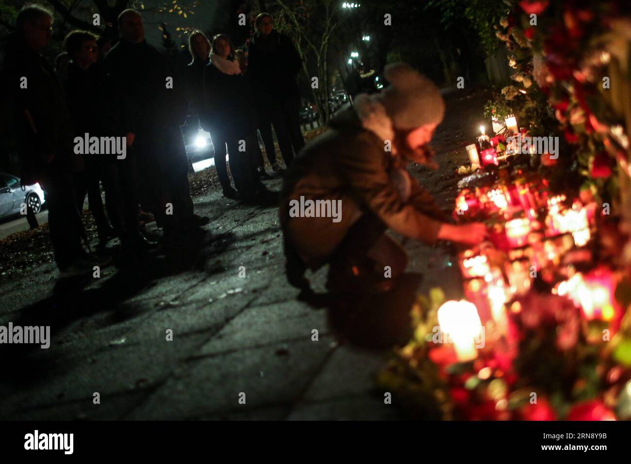 (151110) -- HAMBURG, Nov. 10, 2015 -- Local residents lay flowers and candles outside the home of former German chancellor Helmut Schmidt, in Hamburg, Germany, on Nov. 10, 2015. Helmut Schmidt, who served as Chancellor of West Germany from 1974 to 1982, died at age of 96 at his home in Hamburg on Tuesday afternoon, according to German media. ) GERMANY-HAMBURG-SCHMIDT-PASSING AWAY ZhangxFan PUBLICATIONxNOTxINxCHN Stille Trauer vor Helmut Schmidts Wohnhaus in Hamburg   Hamburg Nov 10 2015 Local Residents Lay Flowers and Candles outside The Home of Former German Chancellor Helmut Schmidt in Hambu Stock Photo