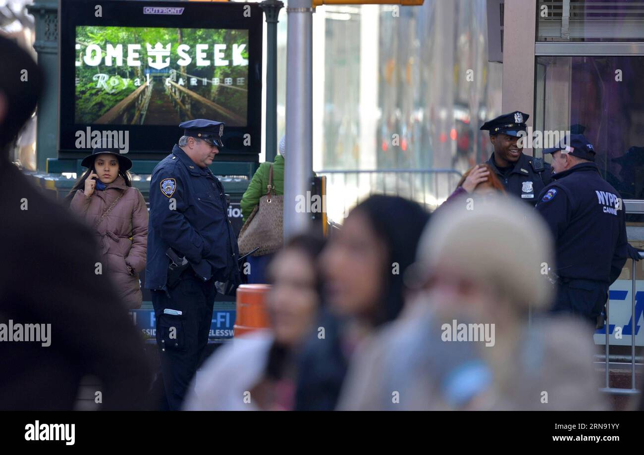 (151114) -- NEW YORK, Nov. 14, 2015 -- Police officers stand guard in the Times Square in Manhattan, New York City, the United States, Nov. 14, 2015. The NYPD Counterterrorism Response Command (CRC), the Critical Response Group (SRG), and Operation Hercules Teams have been dispatched to crowded areas around the city as a precaution after the deadly series of attacks hit Paris on Friday night. ) U.S.-NEW YORK-SECURITY-STEPPING UP WangxLei PUBLICATIONxNOTxINxCHN Terroranschläge in Paris - Erhöhte Sicherheitsvorkehrungen in New York   151114 New York Nov 14 2015 Police Officers stand Guard in The Stock Photo