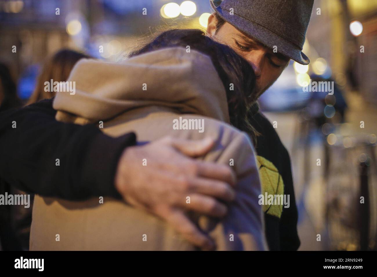 (151114) -- PARIS, Nov. 14, 2015 -- A couple mourns for victims in front of the Le Petit Cambodge Restaurant where an attack happend on Friday in Paris, France, Nov. 14, 2015. French President Francois Hollande announced a three-days national mourning on Saturday. ) FRANCE-PARIS-ATTACKS-MOURNING ZhouxLei PUBLICATIONxNOTxINxCHN Terroranschläge in Paris - Tatort Le Petit Cambodge - Gedenken an die Opfer   151114 Paris Nov 14 2015 a COUPLE mourns for Victims in Front of The Le Petit Cambodge Restaurant Where to Attack Happend ON Friday in Paris France Nov 14 2015 French President François Holland Stock Photo