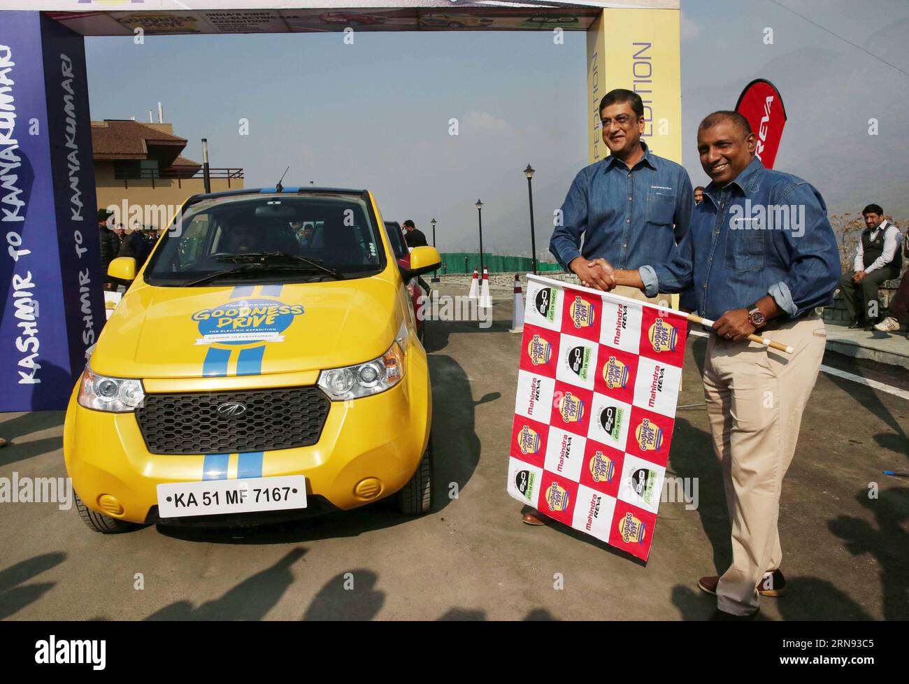 SRINAGAR,  Aravinda De Silva (R), former cricketer of Sri Lanka, flags off India s first all-electric car expedition in Srinagar, summer capital of Indian-controlled Kashmir, Nov. 16, 2015. The first all-electric car expedition organized by Mahindra Reva Electric Vehicles Pvt Limited from Kashmir to Kanyakumari will cover a distance of over 5000 kilometers across 52 locations over a month. ) KASHMIR-SRINAGAR-ELECTRIC CAR EXPEDITION JavedxDar PUBLICATIONxNOTxINxCHN   Srinagar  de Silva r Former Cricketer of Sri Lanka Flags off India S First All Electric Car Expedition in Srinagar Summer Capital Stock Photo