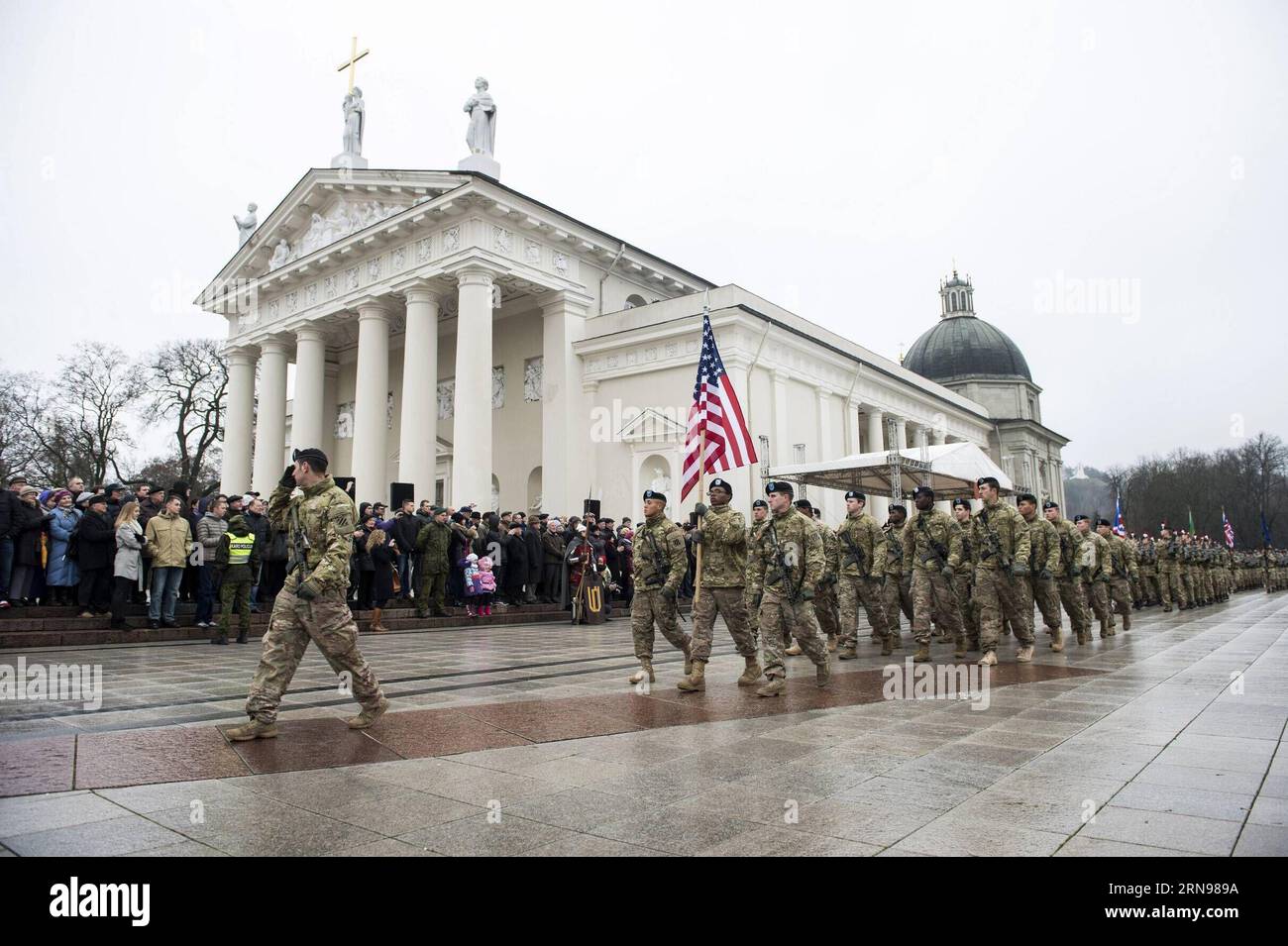 Litauen: Militärparade in Vilnius (151123) -- VILNIUS, Nov. 23, 2015 -- U.S. armed forces attend a celebration ceremony for Lithuanian Armed Forces Day in Vilnius, Lithuania, on Nov. 23, 2015. Lithuanian armed forces, with troops of some NATO member countries, held a gala with formation on Sunday to celebrate the Armed Forces Day of Lithuania. The first decree on establishing armed forces was appoved on Nov. 23, 1918, which became the Armed Forces Day of the Baltic country. ) LITHUANIA-VILNIUS-ARMED FORCES DAY AlfredasxPliadis PUBLICATIONxNOTxINxCHN   Lithuania Military Parade in Vilnius 15112 Stock Photo
