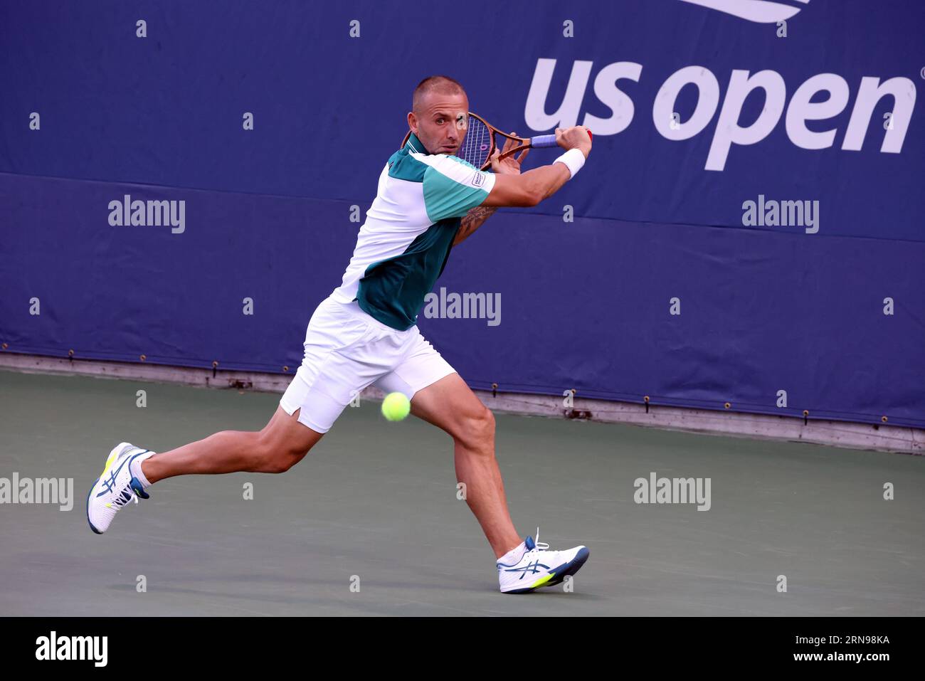 New York City, New York. 31st Aug, 2023. NEW YORK CITY, NEW YORK - AUGUST 31: Great Britain's Dan Evans in action against Botic Vande Zandschulp of the Netherlands during Day 4 of the US Open at the USTA Billie Jean King National Tennis Center on August 31, 2023 in New York City, New York. ( Credit: Adam Stoltman/Alamy Live News Stock Photo