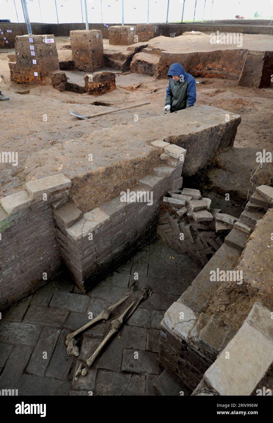 (151124) -- XI AN, Nov. 24, 2015 -- Archaeologists work at the ruins of the Longgang Temple paleoanthropological site in Hanzhong City, north China s Shaanxi Province, Nov. 24, 2015. Archeologists from Institute of Vertebrate Paleontology and Paleoanthropology of China Academy of Sciences and Shaanxi Archaeological Institute have found traces of human activities dating back to over one million years ago at the Longgang Temple Ruins. The discovery proves that the Hanshui Valley is also one of the origins of ancient Chinese civilization. The Longgang Temple Ruins was discovered in 1980s. Since 2 Stock Photo