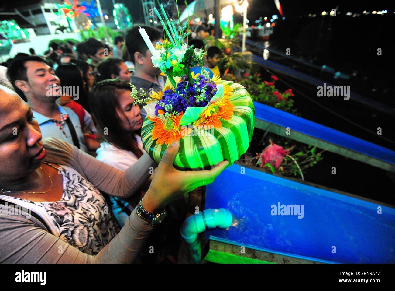 (151126) -- BANGKOK, Nov. 25, 2015 -- People pray before casting water lanterns into the Chao Phraya River during the Loy Krathong festival in Bangkok, Thailand, Nov. 25, 2015. The festival interprets the close tie between Thai culture and water when people ask water spirits to sail their troubles away in the Krathongs, which are containers originally made of banana leaves with offerings of incense, lotus and small money. ) THAILAND-BANGKOK-LOY KRATHONG FESTIVAL RachenxSageamsak PUBLICATIONxNOTxINxCHN   151126 Bangkok Nov 25 2015 Celebrities Pray Before Casting Water Lanterns into The Chao Phr Stock Photo