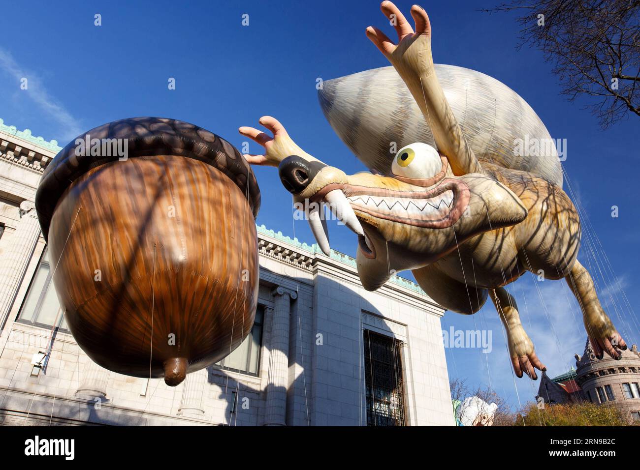 (151126) -- NEW YORK, Nov. 26, 2015 -- Photo taken on Nov. 26, 2015, shows the balloons of ICE AGE S SCRAT & HIS ACORN are seen during the 89th Macy s Thanksgiving Day Parade in New York, the United States. ) U.S.-NEW YORK-THANKSGIVING-PARADE LixMuzi PUBLICATIONxNOTxINxCHN   151126 New York Nov 26 2015 Photo Taken ON Nov 26 2015 Shows The Balloons of ICE Age S Scrat & His ACORN are Lakes during The 89th Macy S Thanksgiving Day Parade in New York The United States U S New York Thanksgiving Parade LiXMuzi PUBLICATIONxNOTxINxCHN Stock Photo