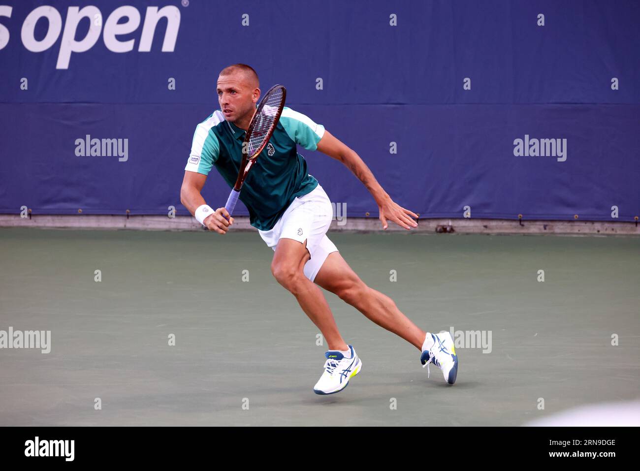 New York City, New York. 31st Aug, 2023. NEW YORK CITY, NEW YORK - AUGUST 31: Great Britain's Dan Evans in action against Botic Vande Zandschulp of the Netherlands during Day 4 of the US Open at the USTA Billie Jean King National Tennis Center on August 31, 2023 in New York City, New York. ( Credit: Adam Stoltman/Alamy Live News Stock Photo