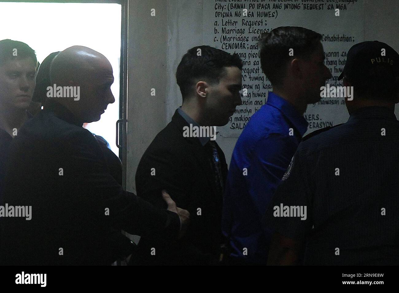 (151201) -- OLONGAPO CITY, Dec. 1, 2015 -- U.S. Marine Lance Corporal Joseph Scott Pemberton (C) is escorted by security personnel before the verdict on a murder case at the Regional Trial Court in Olongapo City, the Philippines, Dec. 1, 2015. Pemberton is found guilty of homicide in the killing of Filipino transgender Jeffery Jennifer Laude and will face a 6 to 12 years of imprisonment at the Armed Forces of the Philippines (AFP) Custodial Center. ) PHILIPPINES-OLONGAPO CITY-U.S. MARINE-MURDER RouellexUmali PUBLICATIONxNOTxINxCHN   151201 Olongapo City DEC 1 2015 U S Navy Lance Corporal Josep Stock Photo