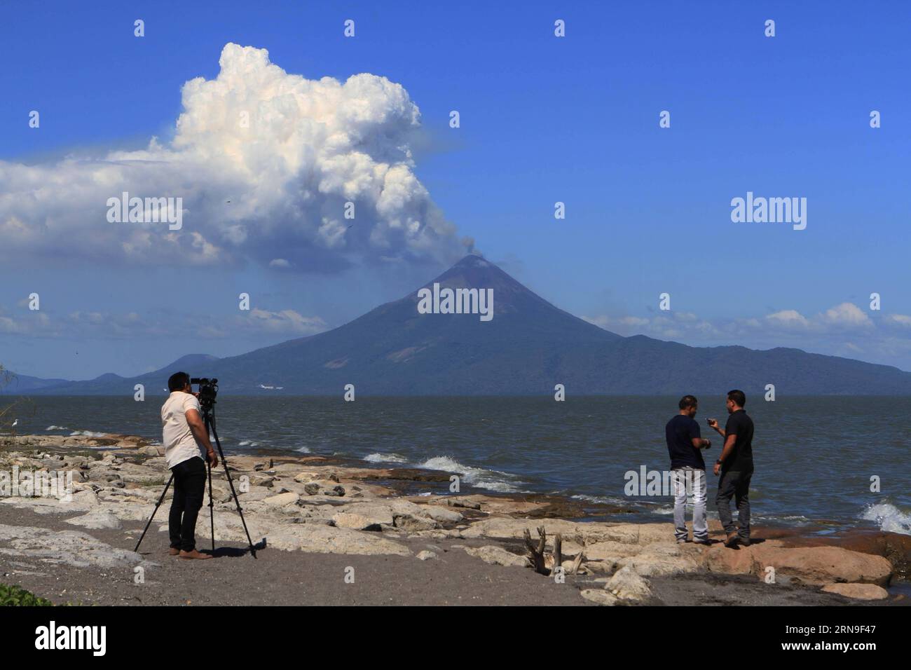 Bilder des Tages Nicaragua: Vulkan Momotombo ausgebrochen (151203) -- LEON, Dec. 2, 2015 -- People look at the Momotombo Volcano in La Paz Centro municipality, Leon department, western Nicaragua, on Dec. 2, 2015. Momotombo Volcano, located in the north of the Xolotlan Lake, western Nicaragua, continued its eruptive activity in the last hours, with incandescent material observed on its crater, according to the Municipal Committees of Disaster Prevention. ) NICARAGUA-LEON-ENVIRONMENT-VOLCANO JOHNxBUSTOS PUBLICATIONxNOTxINxCHN   Images the Day Nicaragua Volcano Momotombo erupted 151203 Leon DEC 2 Stock Photo