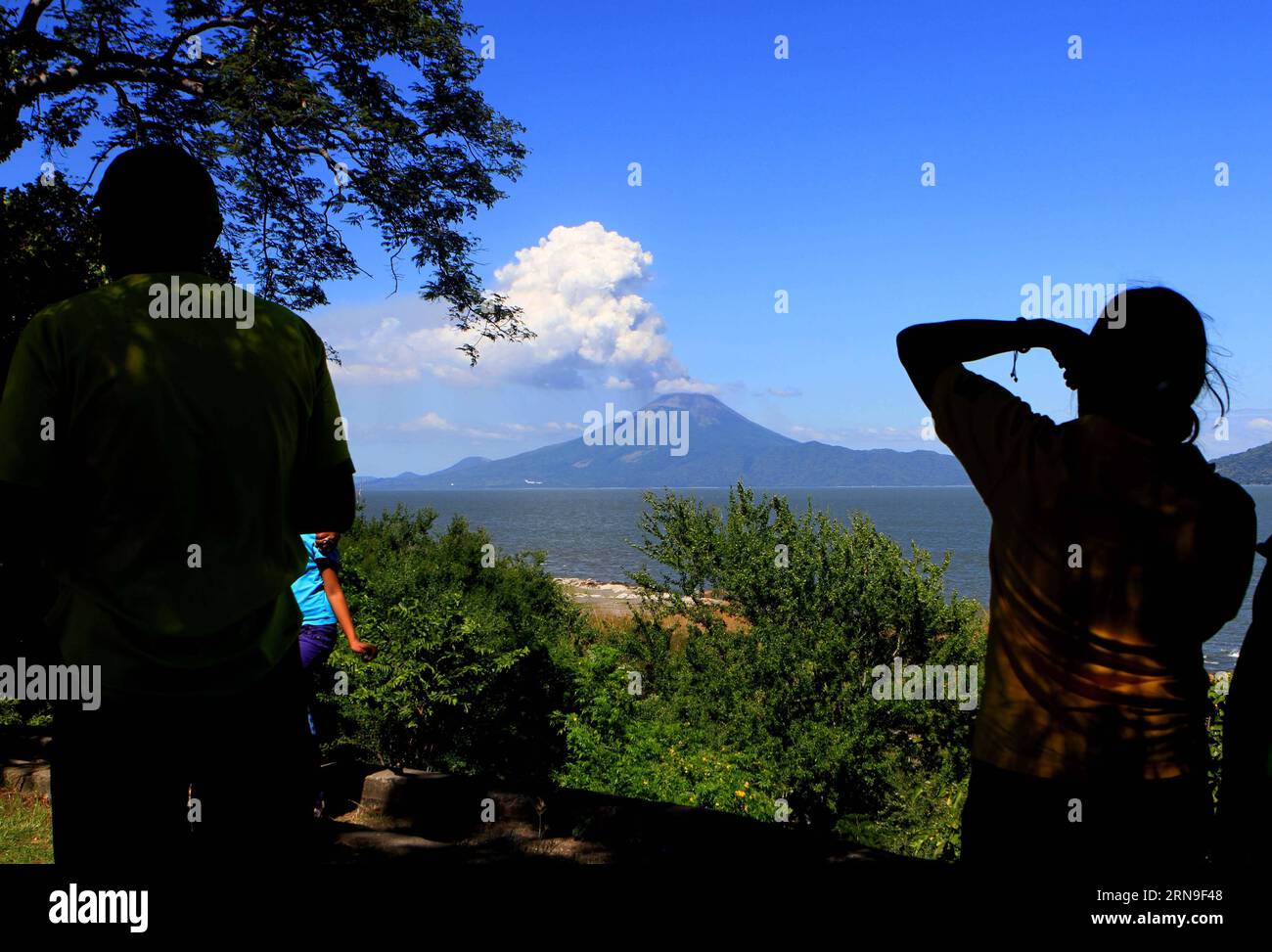 Nicaragua: Vulkan Momotombo ausgebrochen (151203) -- LEON, Dec. 2, 2015 -- People look at the Momotombo Volcano in La Paz Centro municipality, Leon department, western Nicaragua, on Dec. 2, 2015. Momotombo Volcano, located in the north of the Xolotlan Lake, western Nicaragua, continued its eruptive activity in the last hours, with incandescent material observed on its crater, according to the Municipal Committees of Disaster Prevention. ) NICARAGUA-LEON-ENVIRONMENT-VOLCANO JOHNxBUSTOS PUBLICATIONxNOTxINxCHN   Nicaragua Volcano Momotombo erupted 151203 Leon DEC 2 2015 Celebrities Look AT The Mo Stock Photo