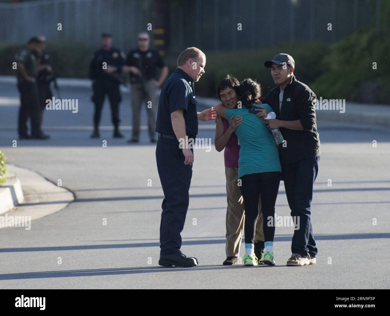 Tote bei Schießerei in San Benardino (151203) -- LOS ANGELES, Dec. 3, 2015 -- A survivor (2nd L) of the mass shooting at the Inland Regional Center meets her family after police questioning in San Bernardino City of Southern California, the United States, Dec. 2, 2015. One suspect was gunned down and one in custody Wednesday afternoon after a shooting killed at least 14 people and injured 14 others in San Bernardino, local media reported. ) (zw) U.S.-SAN BERNARDINO-SHOOTING YangxLei PUBLICATIONxNOTxINxCHN   Deaths at Shooting in San Benardino 151203 Los Angeles DEC 3 2015 a Survivor 2nd l of T Stock Photo