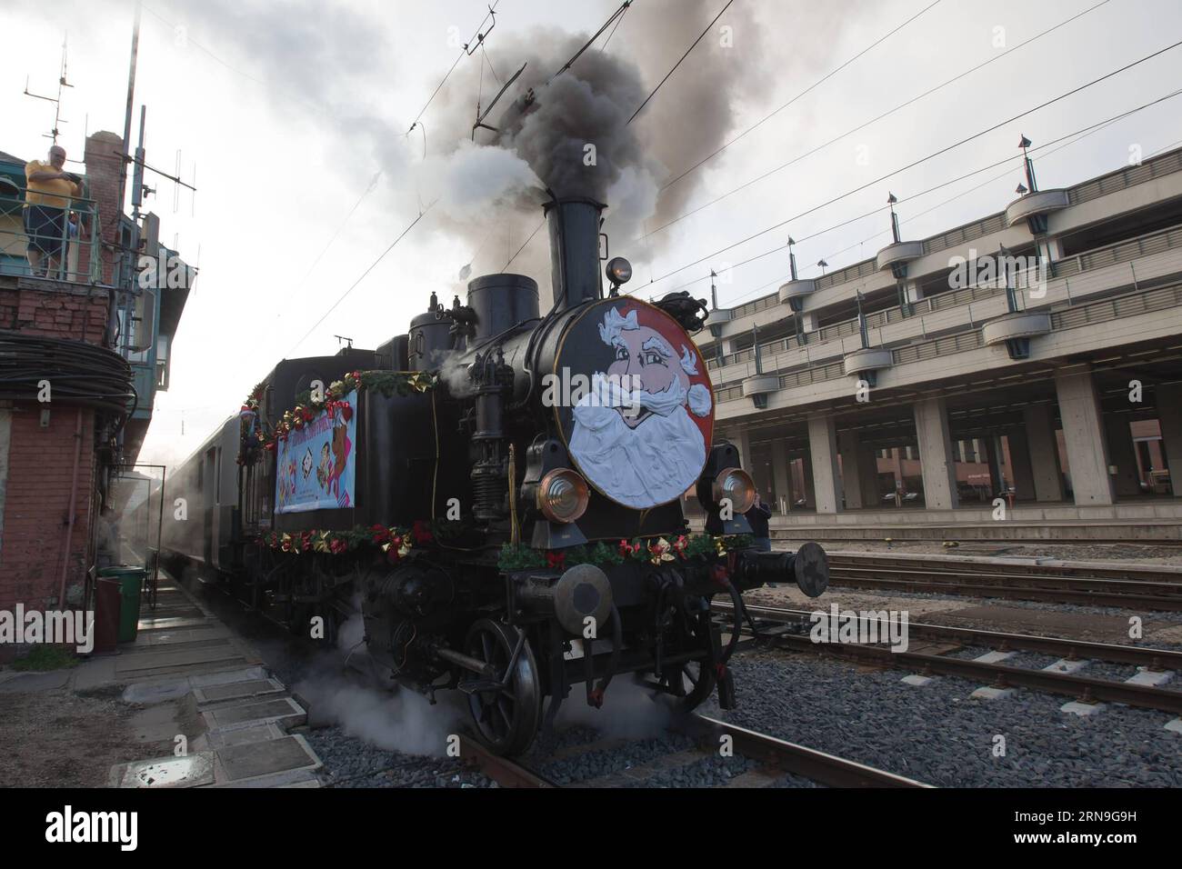 (151204) -- , Dec. 4, 2015 -- The Santa Express with a decorated steam engine departs from Western Railway Station in , Hungary, on Dec. 4, 2015. The Santa Express is a special train service, heading for Hungarian Railway History Park, a railway museum located in , where children can attend a number of programs and meet Santa Claus. The Santa Express runs between Dec. 4 to 6. Attila Volgyi) HUNGARY--SANTA EXPRESS TRAIN Budapest PUBLICATIONxNOTxINxCHN   151204 DEC 4 2015 The Santa Shipping With a decorated Steam Engine Departs from Western Railway Station in Hungary ON DEC 4 2015 The Santa Ship Stock Photo