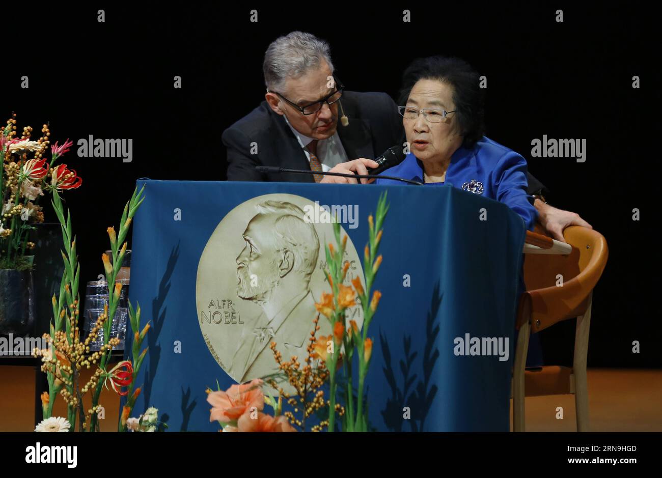 (151207) -- STOCKHOLM, Dec. 7, 2015 -- China s Tu Youyou (R) who won 2015 Nobel Prize in Physiology or Medicine gives a lecture in Karolinska Institutet, Stockholm, capital of Sweden, Dec. 7, 2015. ) SWEDEN-STOCKHOLM-NOBEL PRIZE-MEDICINE-LECTURE YexPingfan PUBLICATIONxNOTxINxCHN   151207 Stockholm DEC 7 2015 China S TU Youyou r Who Won 2015 Nobel Prize in Physiology or Medicine Gives a Lecture in Karolinska Institutet Stockholm Capital of Sweden DEC 7 2015 Sweden Stockholm Nobel Prize Medicine Lecture YexPingfan PUBLICATIONxNOTxINxCHN Stock Photo