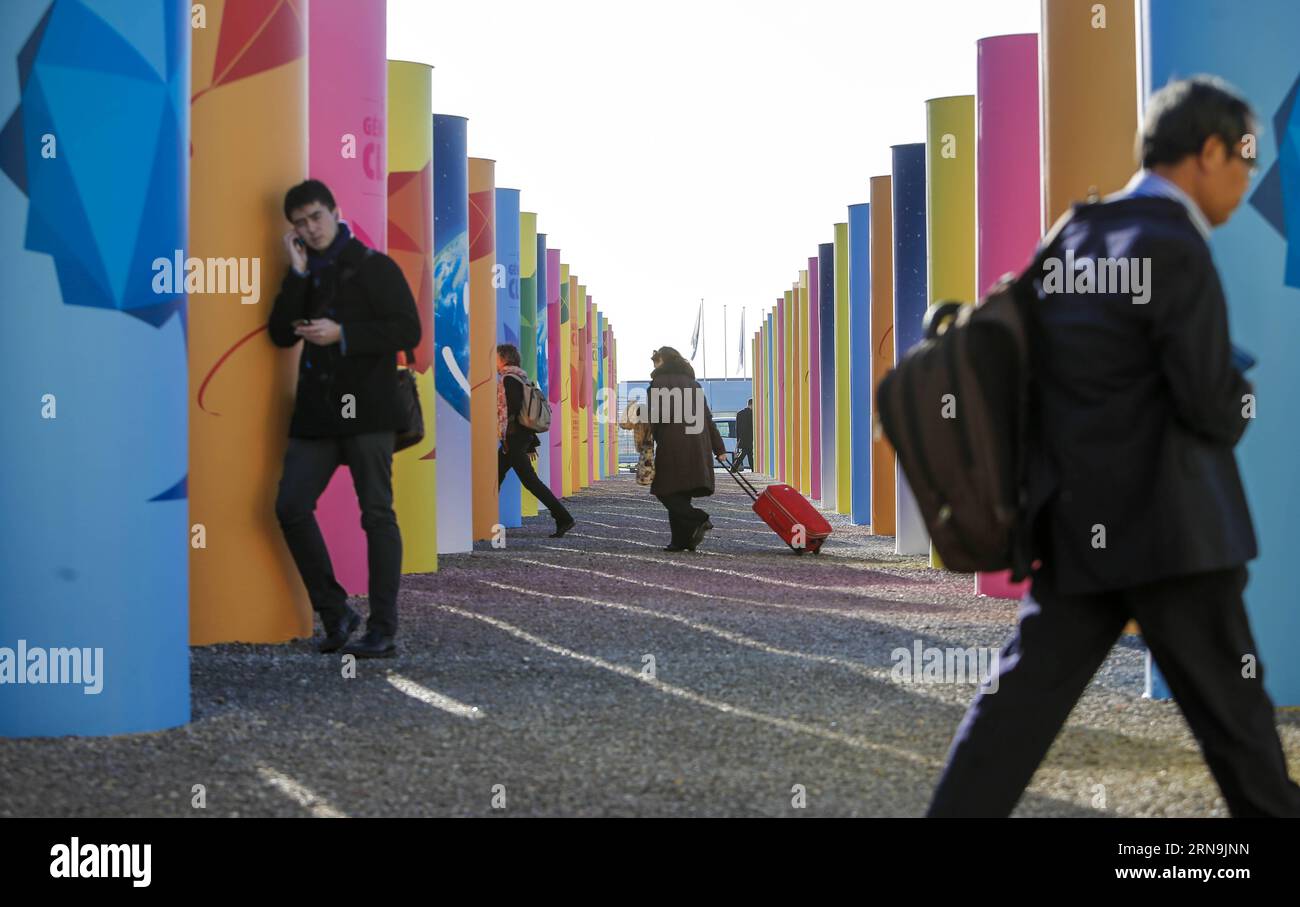 Klimakonferenz COP21 in Paris (151209) -- PARIS, Dec. 9, 2015 -- Participants walk at the venue of Paris Climate Change Conference at Le Bourget on the northern suburbs of Paris, France, Dec. 9, 2015. French Foreign Minister and President of Paris Climate Conference Laurent Fabius presented a new clean version of text for a global climate agreement on Wednesday as a basis for further negotiations among countries in the next 48 hours. The main outstanding issues that remain to be resolved include post-2020 climate finance, ambition of action and how to reflect the principle of common but differ Stock Photo