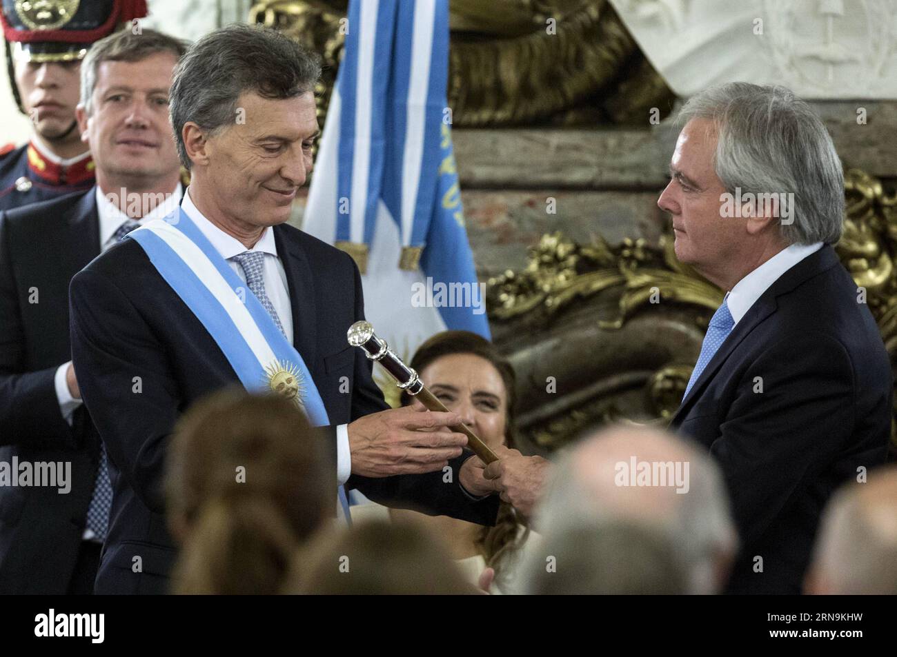 (151210) -- BUENOS AIRES, Dec. 10, 2015 -- Argentina s new President Mauricio Macri (L) receives the presidential baton from the provisional President of the Argentine Senate Federico Pinedo (R) at White Room of Casa Rosada (Pink House) in Buenos Aires city, capital of Argentina, on Dec. 10, 2015. Mauricio Macri on Thursday inaugurated as new Argentine President, succeeding Cristina Fernandez. Martin Zabala) (fnc) (ah) ARGENTINA-BUENOS AIRES-POLITICS-INAUGURATION e MARTINxZABALA PUBLICATIONxNOTxINxCHN   151210 Buenos Aires DEC 10 2015 Argentina S New President Mauricio Macri l receives The Pre Stock Photo