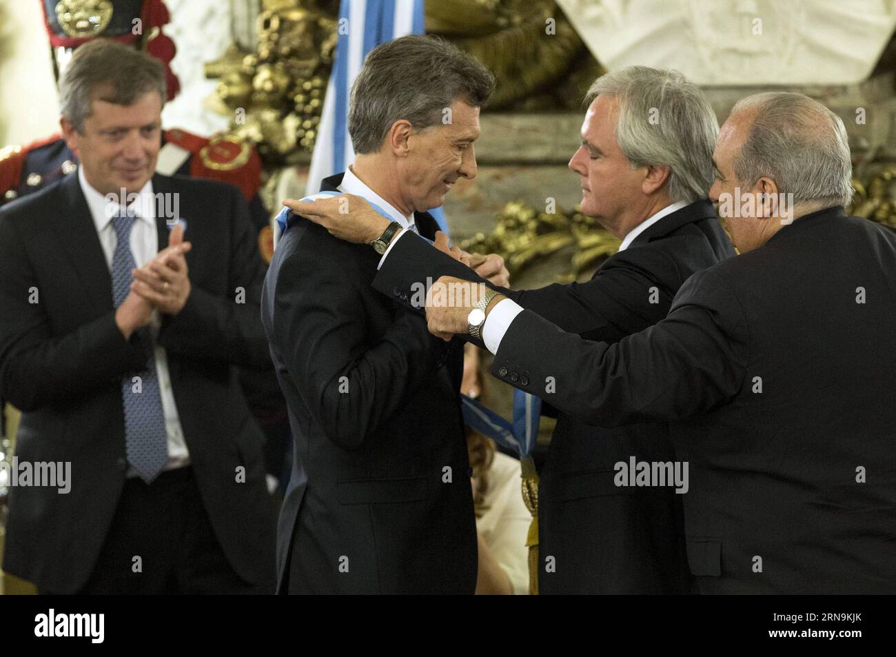 (151210) -- BUENOS AIRES, Dec. 10, 2015 -- Argentina s new President Mauricio Macri (2nd L) receives the presidential sash from the provisional President of the Argentine Senate Federico Pinedo (2nd R) at White Room of Casa Rosada (Pink House) in Buenos Aires city, capital of Argentina, on Dec. 10, 2015. Mauricio Macri on Thursday inaugurated as new Argentine President, succeeding Cristina Fernandez. Martin Zabala) (fnc) (ah) ARGENTINA-BUENOS AIRES-POLITICS-INAUGURATION e MARTINxZABALA PUBLICATIONxNOTxINxCHN   151210 Buenos Aires DEC 10 2015 Argentina S New President Mauricio Macri 2nd l recei Stock Photo