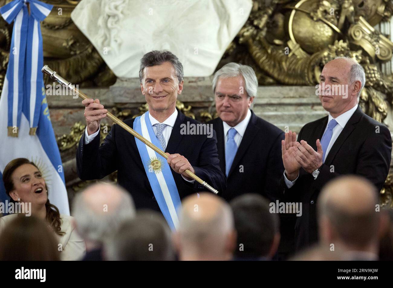 (151210) -- BUENOS AIRES, Dec. 10, 2015 -- Argentina s new President Mauricio Macri (2nd L) shows the baton after receiving it from the provisional President of the Argentine Senate Federico Pinedo (2nd R) at White Room of Casa Rosada (Pink House), in Buenos Aires city, capital of Argentina, on Dec. 10, 2015. Mauricio Macri on Thursday inaugurated as new Argentine President, succeeding Cristina Fernandez. Martin Zabala) (fnc) (ah) ARGENTINA-BUENOS AIRES-POLITICS-INAUGURATION e MARTINxZABALA PUBLICATIONxNOTxINxCHN   151210 Buenos Aires DEC 10 2015 Argentina S New President Mauricio Macri 2nd l Stock Photo