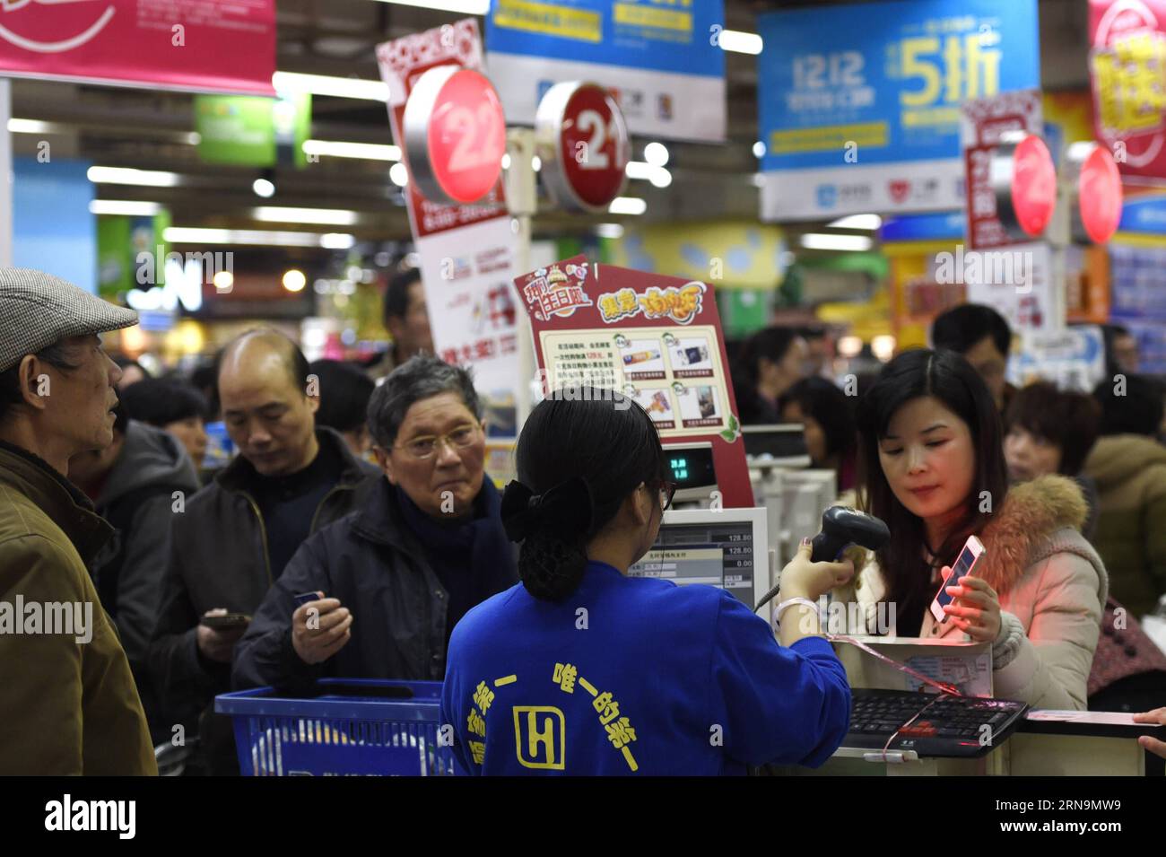 (151212) -- HANGZHOU, Dec. 12, 2015 -- A customer scans QR code to pay with Alipay at a supermarket in Hangzhou, capital of east China s Zhejiang Province, Dec. 12, 2015. China s largest online payment platform Alipay and Koubei.com, both belongs to Alibaba Group, joined hands to promote an offline sales promotion, in which customers are entitled to enjoy discount with payment by Alipay. More than 300,000 offline merchants at home and abroad took part in the event. ) (lfj) CHINA-ALIBABA-OFFLINE PROMOTION (CN) JuxHuanzong PUBLICATIONxNOTxINxCHN   151212 Hangzhou DEC 12 2015 a Customer Scans QR Stock Photo