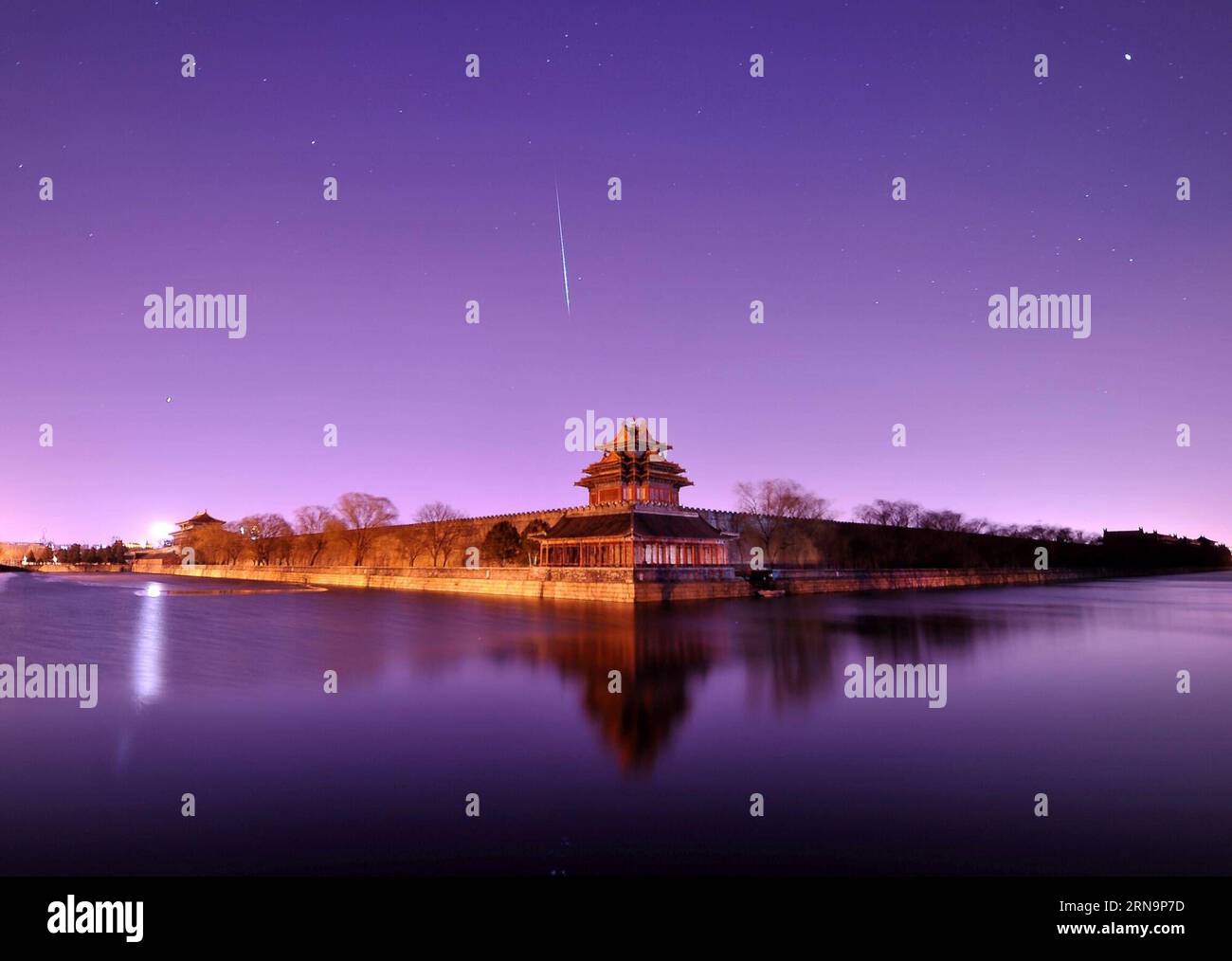 (151215) -- BEIJING, Dec. 15, 2015 -- A meteor streaks across the sky during the Geminid meteor shower over Beijing, capital of China, Dec. 15, 2015. ) (ry) CHINA-BEIJING-METEOR SHOWER (CN) ShaoxYing PUBLICATIONxNOTxINxCHN   151215 Beijing DEC 15 2015 a Meteor streaks across The Sky during The  Meteor Shower Over Beijing Capital of China DEC 15 2015 Ry China Beijing Meteor Shower CN ShaoxYing PUBLICATIONxNOTxINxCHN Stock Photo