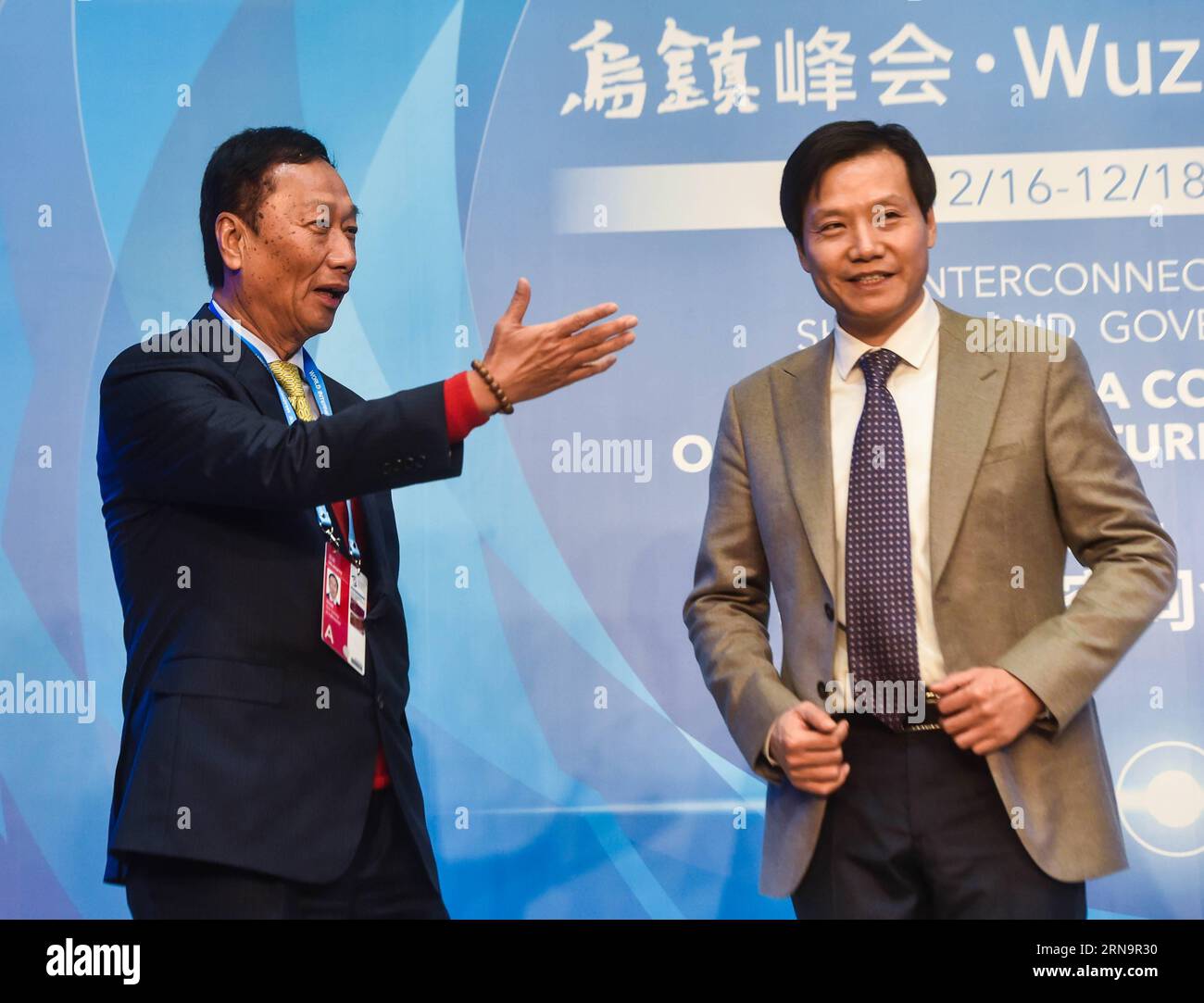 (151216) -- TONGXIANG, Dec. 16, 2015 -- Terry Gou (L), founder and CEO of Foxconn Technology Group, talks with Lei Jun, founder of Xiaomi Technology, during the Cross-Straits and Hong Kong, Macao Internet Development Forum of 2015 World Internet Conference in Wuzhen, east China s Zhejiang Province, Dec. 16, 2015. )(mcg) CHINA-ZHEJIANG-WUZHEN-WIC-SUB FORUM (CN) XuxYu PUBLICATIONxNOTxINxCHN   151216 Tong Xiang DEC 16 2015 Terry Gou l Founder and CEO of Foxconn Technology Group Talks With Lei jun Founder of Xiaomi Technology during The Cross Straits and Hong Kong Macao Internet Development Forum Stock Photo