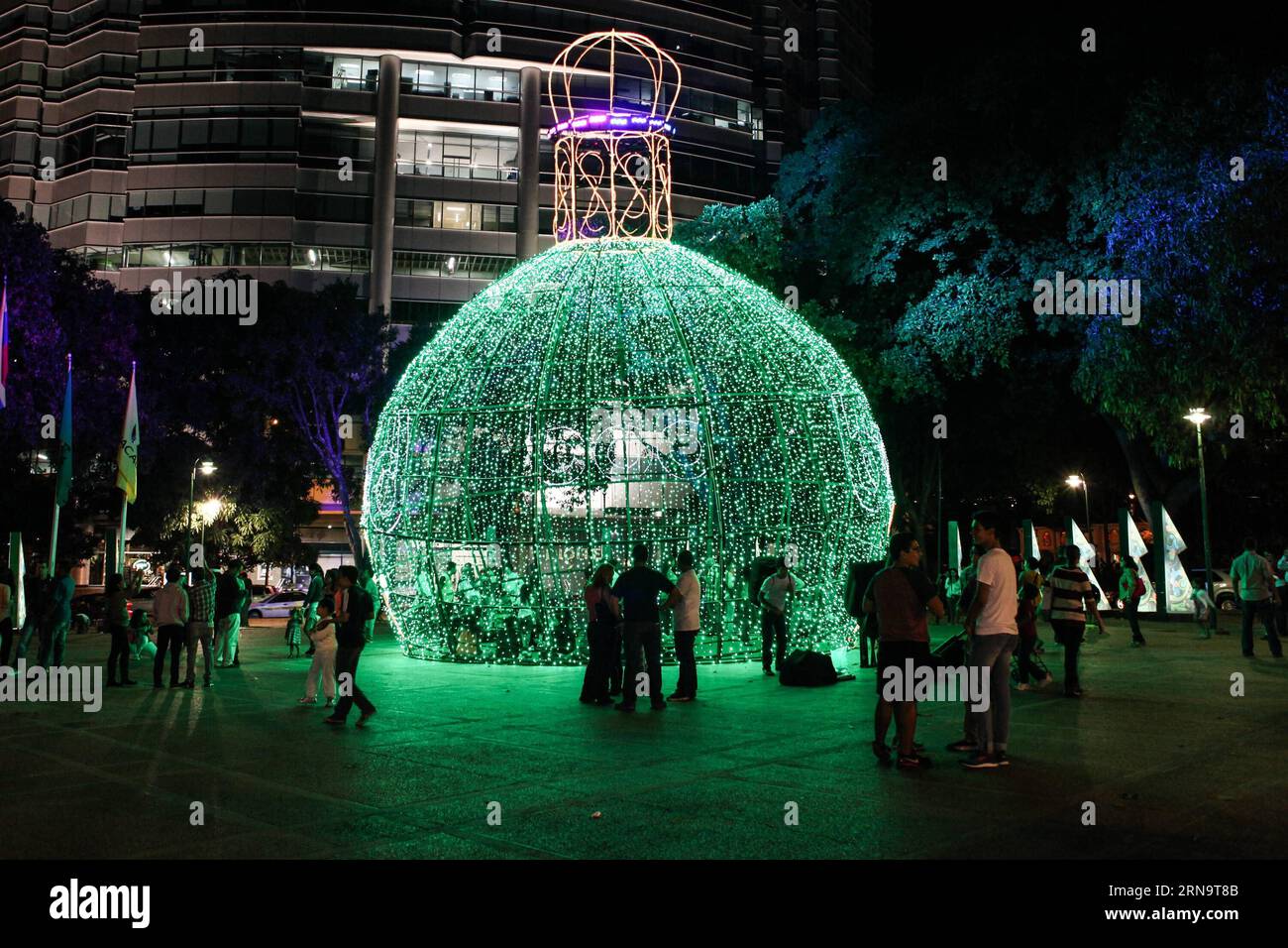 CARACAS -- Image taken on Dec. 16, 2015 shows people watching illuminated Christmas decorations at La Castellana Square, in Caracas, Venezuela. In Latin America, a region where Catholicism predominates, Christmas in one of the main celebrations. Boris Vergara) VENEZUELA-CARACAS-SOCIETY-CHRISTMAS-FEATURE e BorisxVergara PUBLICATIONxNOTxINxCHN   Caracas Image Taken ON DEC 16 2015 Shows Celebrities Watching illuminated Christmas decorations AT La Castellana Square in Caracas Venezuela in Latin America a Region Where Catholicism  Christmas in One of The Main celebrations Boris Vergara Venezuela Ca Stock Photo
