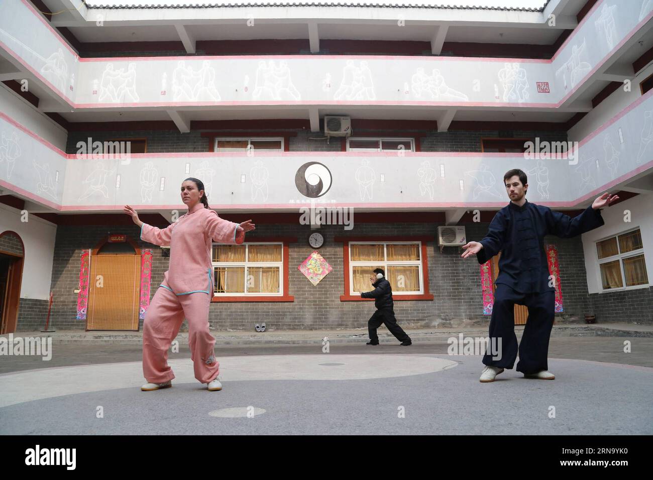 151225) -- JIAOZUO, Dec. 25, 2015 -- Paul Roberts (R) and Alicia Del Rio  Cervera practise Taichi, a Chinese martial art, in Chenjiagou Village,  where Taichi was originated, Wenxian County, central China