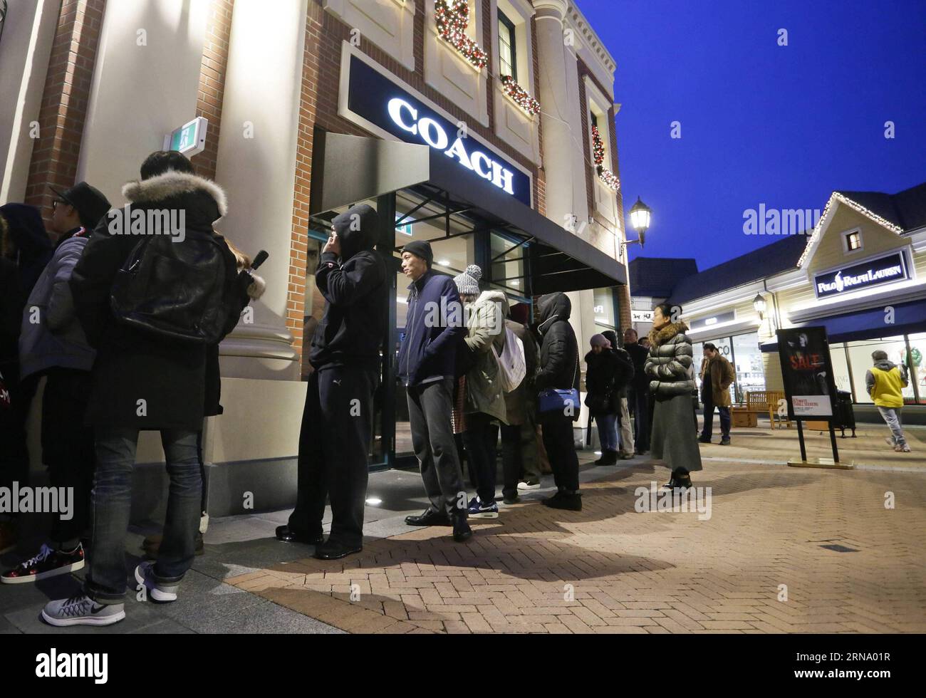 (151226) -- VANCOUVER, Dec. 26, 2015 -- Crowds are seen in front of a store during Boxing Day sales in Vancouver, Canada, Dec. 26, 2015. Boxing Day is the busiest and biggest shopping day in Canada. Retail outlets offer great bargain sale prices to attract thousands of post-Christmas shoppers. ) CANADA-VANCOUVER-BOXING DAY-SHOPPING LiangxSen PUBLICATIONxNOTxINxCHN   151226 Vancouver DEC 26 2015 Crowds are Lakes in Front of a Store during Boxing Day Sales in Vancouver Canada DEC 26 2015 Boxing Day IS The busiest and Biggest Shopping Day in Canada Retail Outlets OFFER Great Bargain Sale Prices t Stock Photo