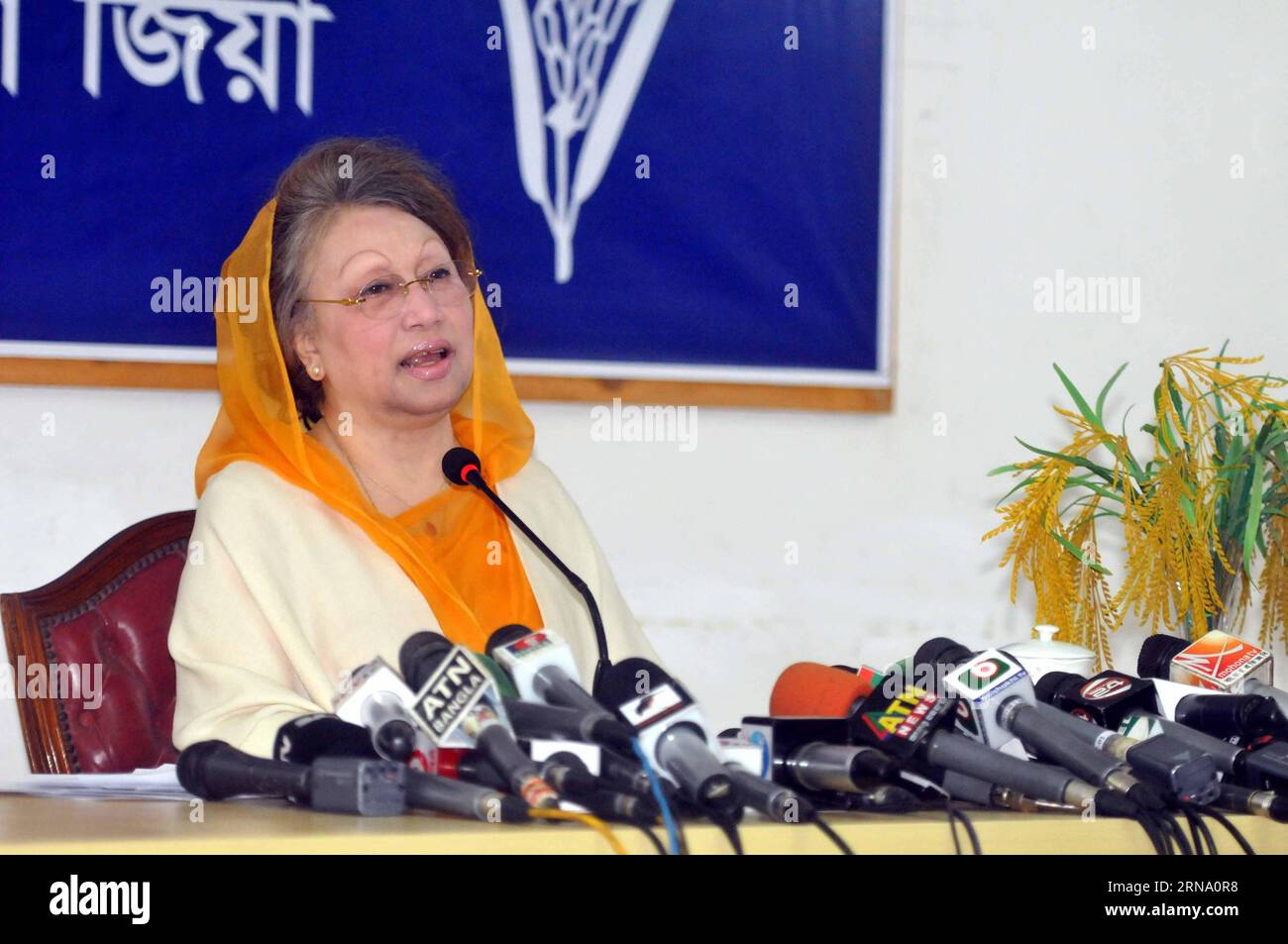 (151228) -- DHAKA, Dec. 28, 2015 -- Bangladeshi former Prime Minister Khaleda Zia speaks during a press conference in Dhaka, Bangladesh, Dec. 28, 2015. Bangladeshi former Prime Minister Khaleda Zia on Monday once again called for the deployment of the army to supervise the local body polls. ) BANGLADESH-DHAKA-POLITICS-KHALEDA ZIA-PRESS CONFERENCE SharifulxIslam PUBLICATIONxNOTxINxCHN   151228 Dhaka DEC 28 2015 Bangladeshi Former Prime Ministers Khaleda Zia Speaks during a Press Conference in Dhaka Bangladesh DEC 28 2015 Bangladeshi Former Prime Ministers Khaleda Zia ON Monday Once Again called Stock Photo