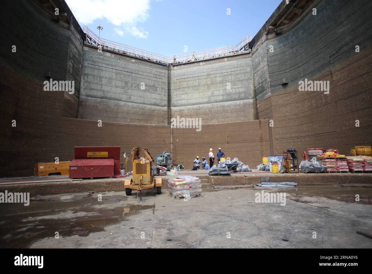 (151228) -- PANAMA CITY, Dec. 28, 2015 -- Workers are seen in the preventive maintenance of the floodgates of Pedro Miguel in Panama City, capital of Panama, on Dec. 28, 2015. According to local press, the administrator of the Authority of the Panama Canal, Jorge Luis Quijano, said that the preventive maintenance of the dry well of the floodgates of Pedro Miguel, located in the side of the Pacific, should end on Dec. 30. Mauricio Valenzuela) (da) (fnc) PANAMA-PANAMA CITY-PANAMA CANAL e MauricioxValenzuela PUBLICATIONxNOTxINxCHN   151228 Panama City DEC 28 2015 Workers are Lakes in The Preventi Stock Photo