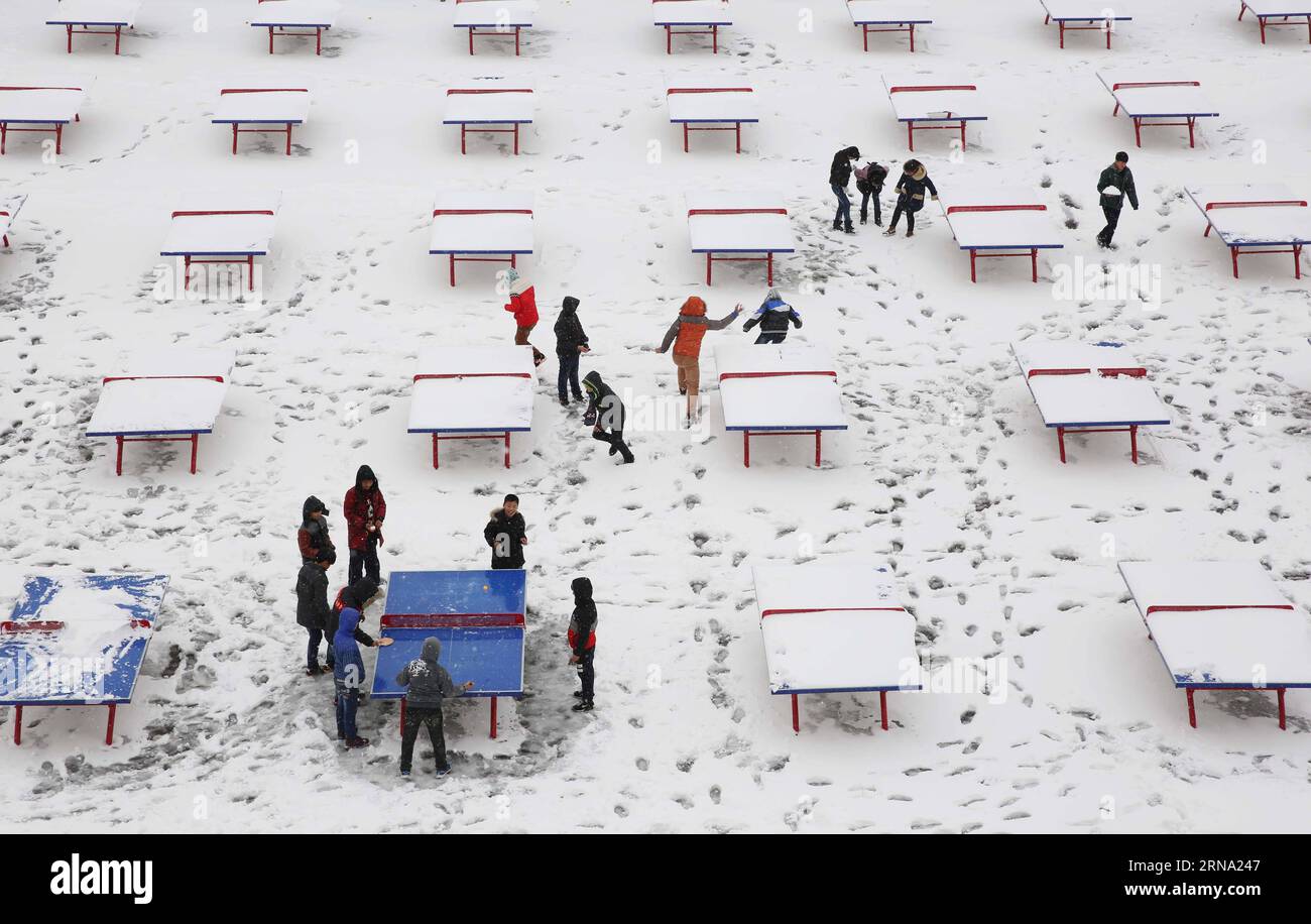 Students play table tennis in snow at a middle school in Wushe County, central China s Henan Province, Nov. 24, 2015. Snowstorms swept across a vast area of China since Sunday. ) XINHUA CHINA PHOTOS OF THE YEAR FengxXiaomin PUBLICATIONxNOTxINxCHN   Students Play Table Tennis in Snow AT a Middle School in  County Central China S Henan Province Nov 24 2015 snowstorm Swept across a Vast Area of China Since Sunday XINHUA China Photos of The Year FengxXiaomin PUBLICATIONxNOTxINxCHN Stock Photo