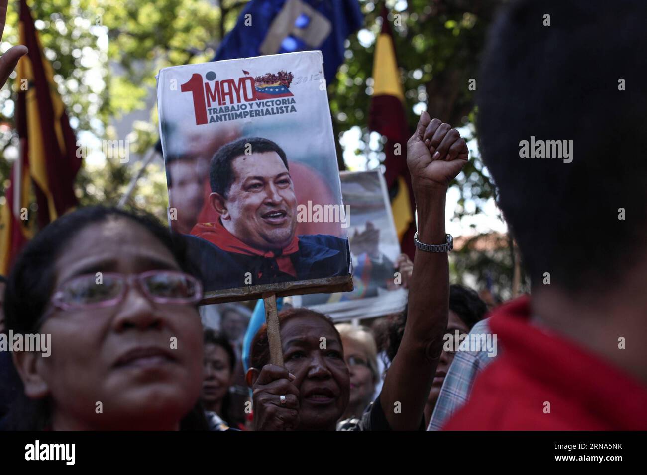 (160107) -- CARACAS, Jan. 7, 2016 -- A woman holds a banner during a rally held by members of social movements to reject the removal of images of Simon Bolivar, the founding father of Venezuelan Independence, and late Venezuelan President Hugo Chavez from the National Assembly, around the Plaza Bolivar in Caracas, Venezuela, on Jan. 7, 2016. Boris Vergara) (jg) (fnc) VENEZUELA-CARACAS-RALLY e BorisxVergara PUBLICATIONxNOTxINxCHN   160107 Caracas Jan 7 2016 a Woman holds a Banner during a Rally Hero by Members of Social Movements to reject The Removal of Images of Simon Bolivar The Founding Fat Stock Photo