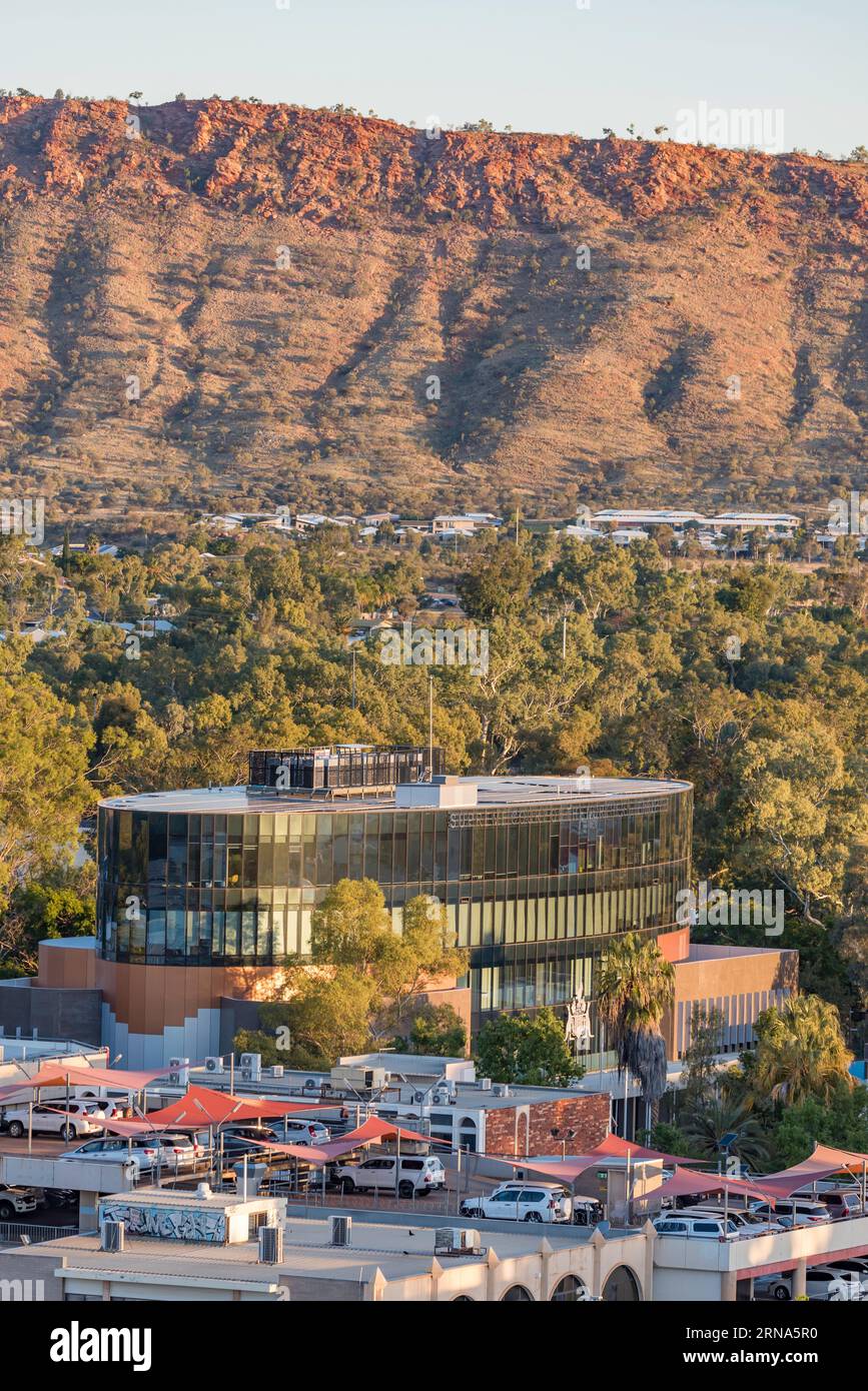 Looking over central Alice Springs in the late afternoon from ANZAC Hill to the Supreme Court building designed by Darwin architects Bell Gabbert Stock Photo