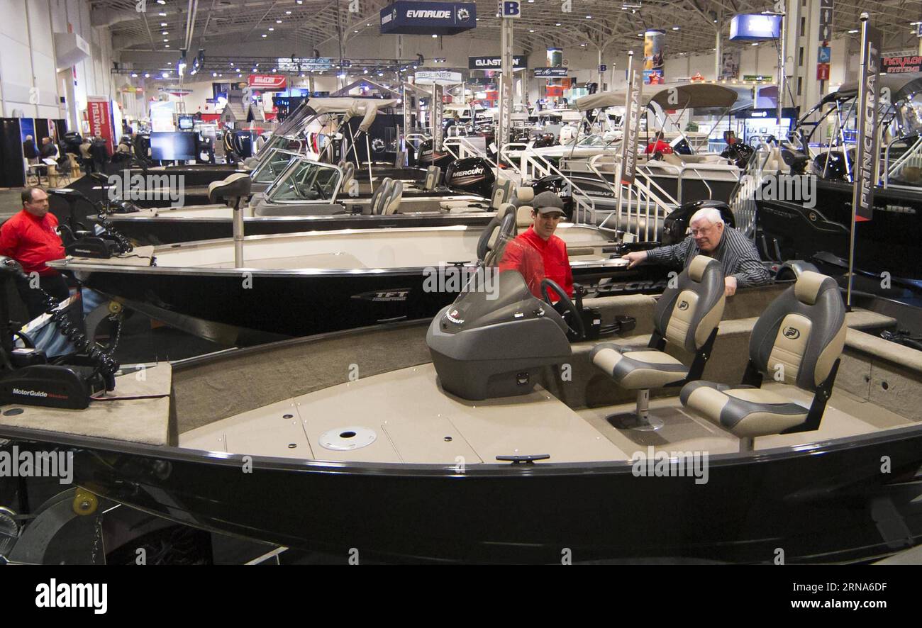 (160108) TORONTO, Jan. 8, 2016People visit the 2016 Toronto International Boat Show at
