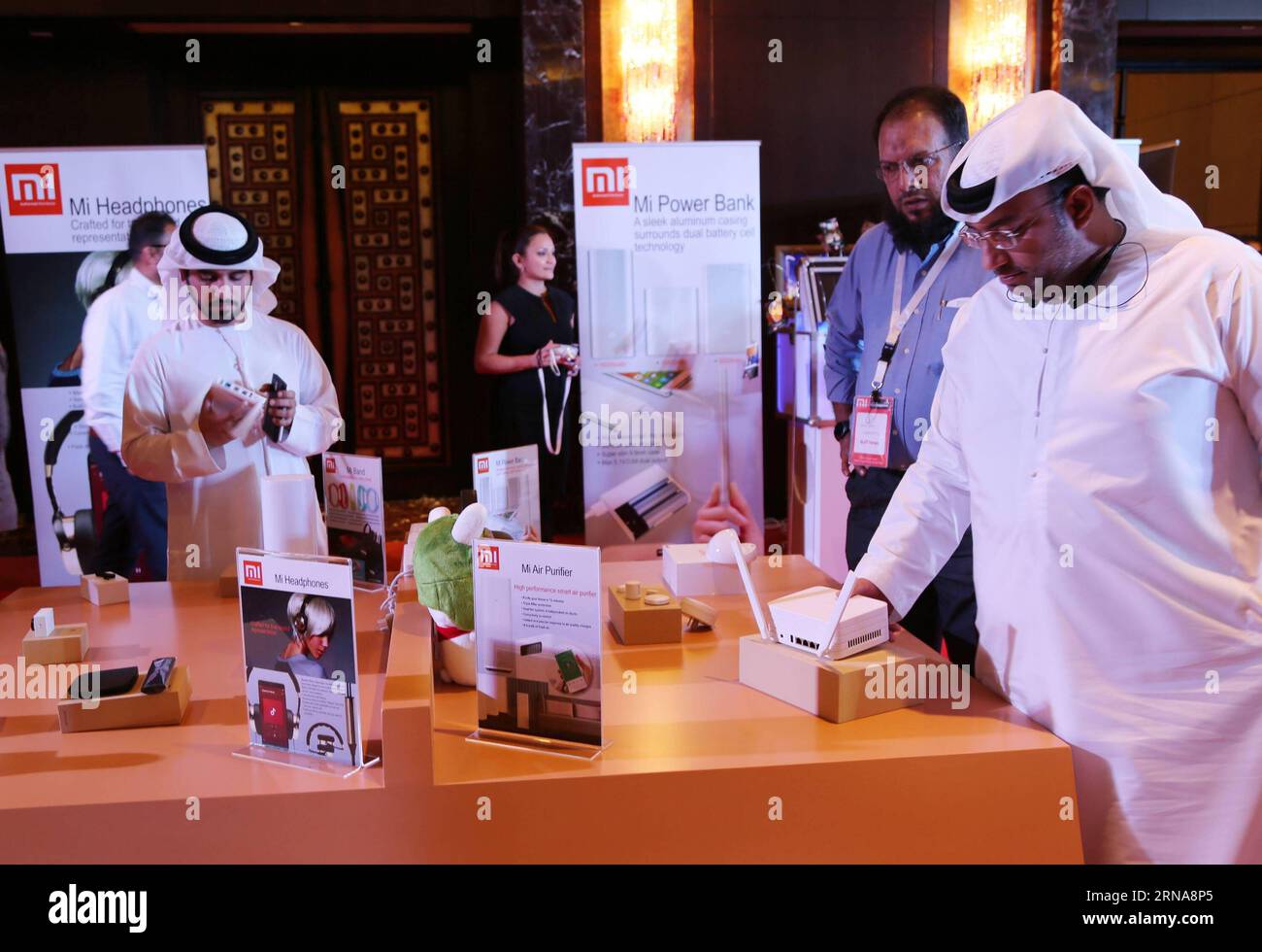 160113) -- DUBAI, Jan. 13, 2016 -- Visitors experience Xiaomi products  during its launching ceremony in Dubai, the United Arab Emirates on Jan.  13, 2016. The world s fourth largest producer of