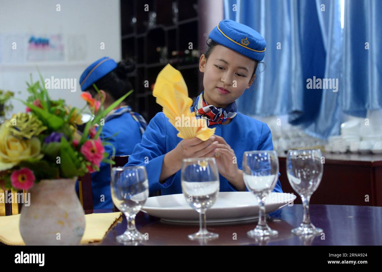 Flugbegleiter-Schule in China CHONGQING, Jan. 13, 2016 -- A student takes training of catering service at Bishan Vocational Education Center in Chongqing, southwest China, Jan. 13, 2016. These students were trained to be stewardesses of the high-speed train. ) (ry) CHINA-CHONGQING-STEWARDESS TRAINING (CN) XiexJie PUBLICATIONxNOTxINxCHN   Flight attendants School in China Chongqing Jan 13 2016 a Student Takes Training of Catering Service AT Bishan Vocational Education Center in Chongqing Southwest China Jan 13 2016 Thesis Students Were trained to Be stewardess of The High Speed Train Ry China C Stock Photo