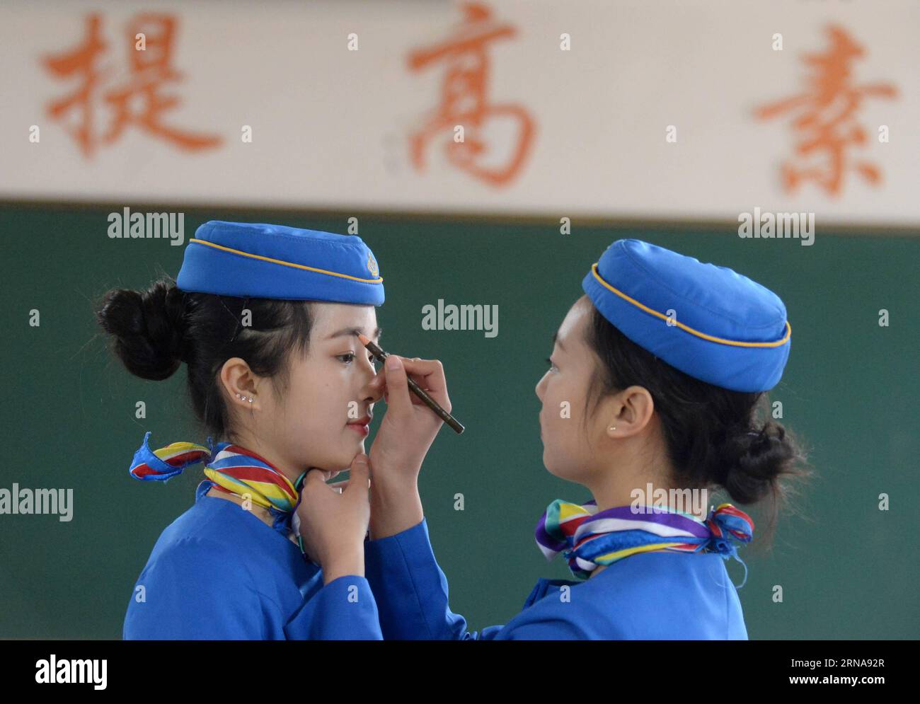 Flugbegleiter-Schule in China CHONGQING, Jan. 13, 2016 -- A student pencils the eyebrows for her classmate in training class at Bishan Vocational Education Center in Chongqing, southwest China, Jan. 13, 2016. These students were trained to be stewardesses of the high-speed train. ) (ry) CHINA-CHONGQING-STEWARDESS TRAINING (CN) XiexJie PUBLICATIONxNOTxINxCHN   Flight attendants School in China Chongqing Jan 13 2016 a Student Pencils The Eyebrows for her classmate in Training Class AT Bishan Vocational Education Center in Chongqing Southwest China Jan 13 2016 Thesis Students Were trained to Be s Stock Photo