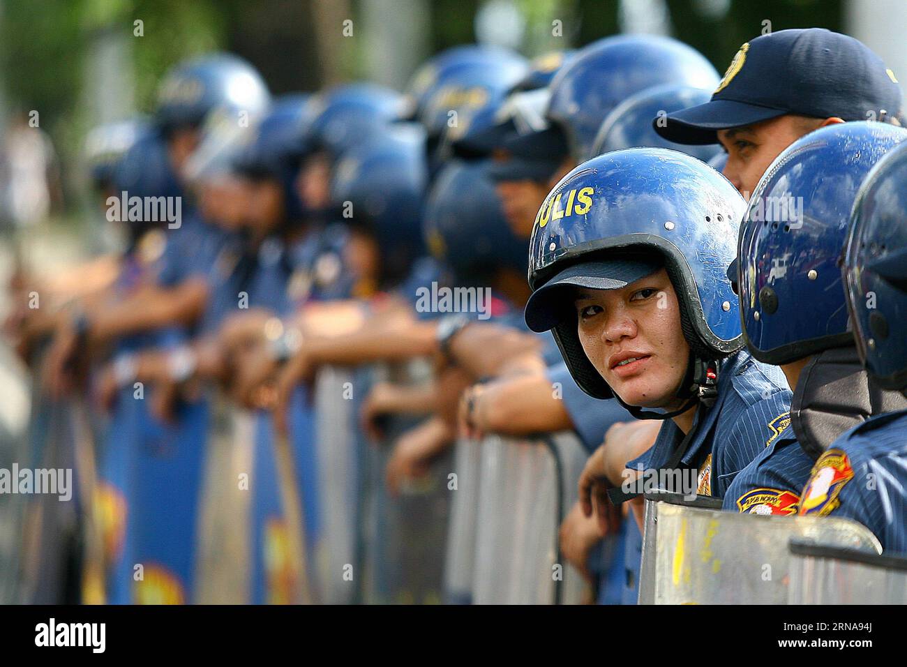 Protest vor US-Botschaft in Manila (160114) -- MANILA, Jan. 14, 2016 -- Policemen hold their truncheons and sheilds as they block activists during a protest rally in front of the U.S. Embassy in Manila, the Philippines, Jan. 14, 2016. The activists are calling for an end to the Enhanced Defense Cooperation Agreement (EDCA) after the Philippine Supreme Court decided that the Philippines defense cooperation deal with the United States is constitutional and does not need the concurrence of the Senate. ) (zjy) PHILIPPINES-MANILA-ANTI-EDCA-PROTEST RouellexUmali PUBLICATIONxNOTxINxCHN   Protest befo Stock Photo