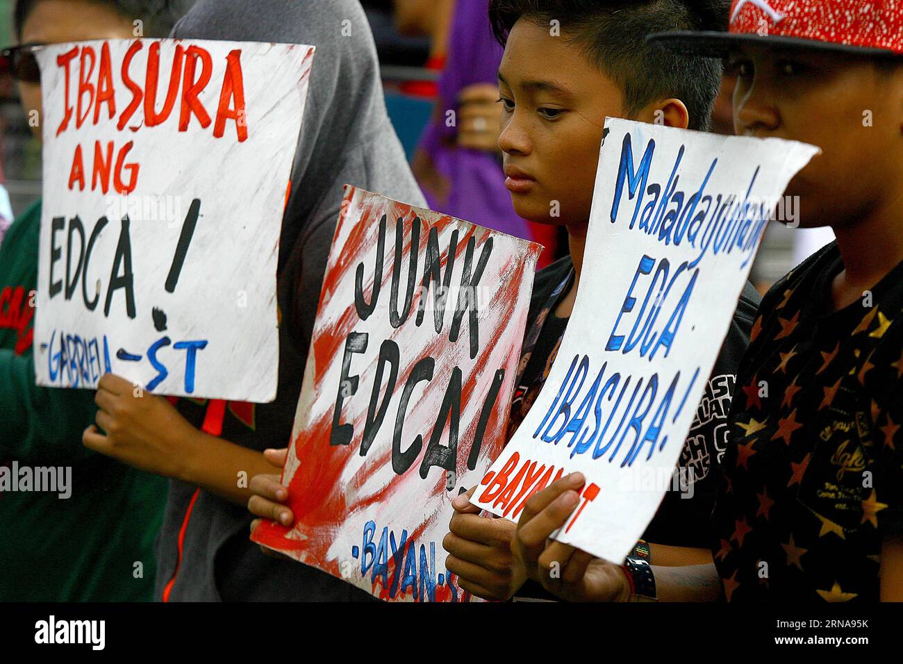 Protest vor US-Botschaft in Manila (160114) -- MANILA, Jan. 14, 2016 -- Activists hold placards during a protest rally in front of the U.S. Embassy in Manila, the Philippines, Jan. 14, 2016. The activists are calling for an end to the Enhanced Defense Cooperation Agreement (EDCA) after the Philippine Supreme Court decided that the Philippines defense cooperation deal with the United States is constitutional and does not need the concurrence of the Senate. ) (zjy) PHILIPPINES-MANILA-ANTI-EDCA-PROTEST RouellexUmali PUBLICATIONxNOTxINxCHN   Protest before U.S. Embassy in Manila 160114 Manila Jan Stock Photo