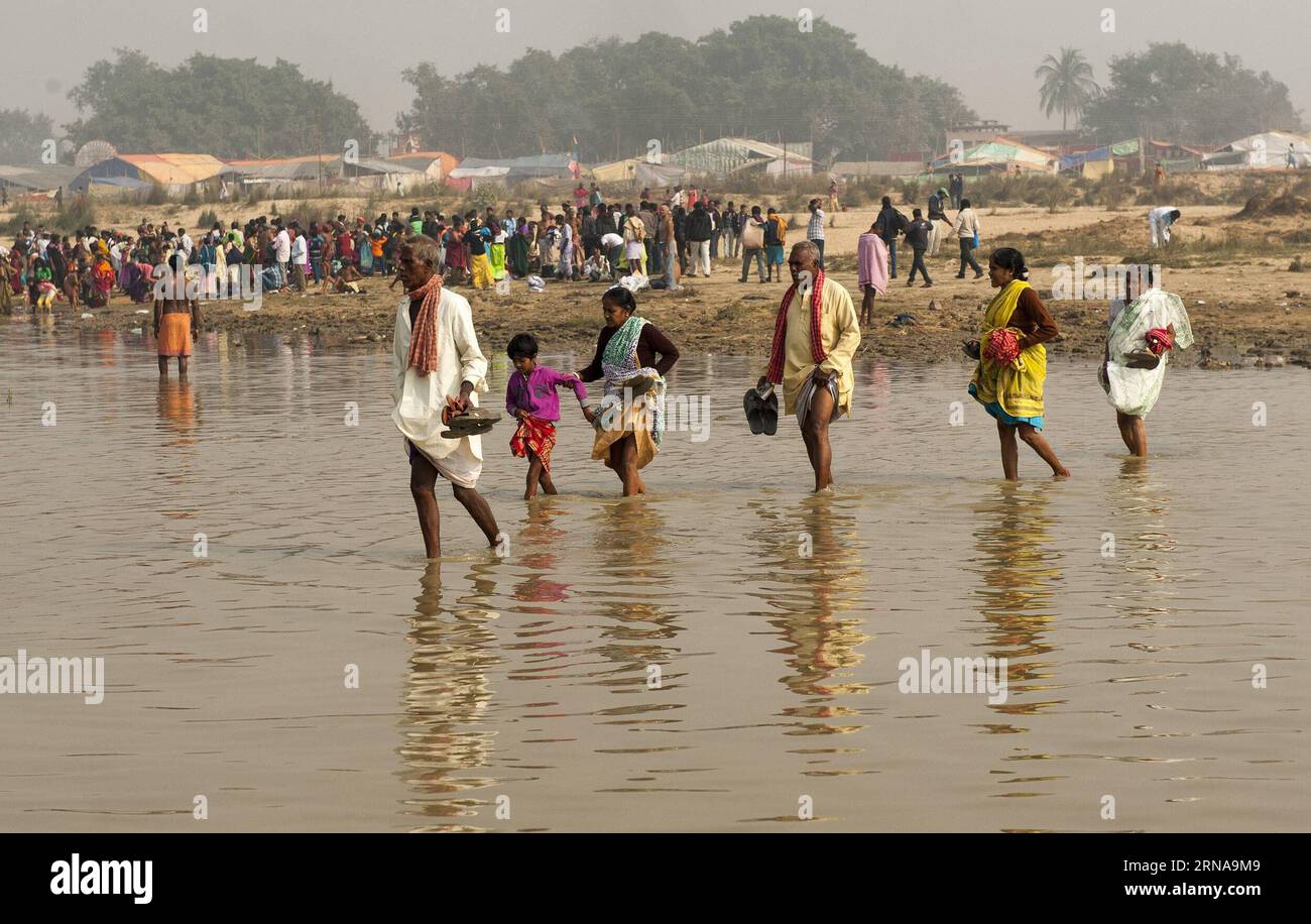 (160115) -- BOLPUR, Jan. 15, 2016 -- Indian Hindu devotees cross the river for holy dip at the Ajay river near the Joydev Fair some 200 kms from Kolkata, capital of eastern Indian state West Bengal, India, Jan. 15, 2016. A large number of Hindu pilgrims converge for the Joydev Fair which is culminating today on the occasion of Makar Sankranti, a holy day of the Hindu calendar, during which taking a dip, is considered to be of great religious significance. ) INDIA-BOLPUR-HINDU PILGRIM-HOLY DIP TumpaxMondal PUBLICATIONxNOTxINxCHN   160115 Bolpur Jan 15 2016 Indian Hindu devotees Cross The River Stock Photo
