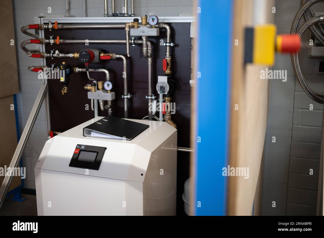 31 August 2023, Brandenburg, Groß Kreutz: A heat pump stands in the 'Heat Pump Laboratory' of the Potsdam Chamber of Crafts at the Handwerk Education and Innovation Campus (BIH). Photo: Sebastian Christoph Gollnow/dpa Stock Photo